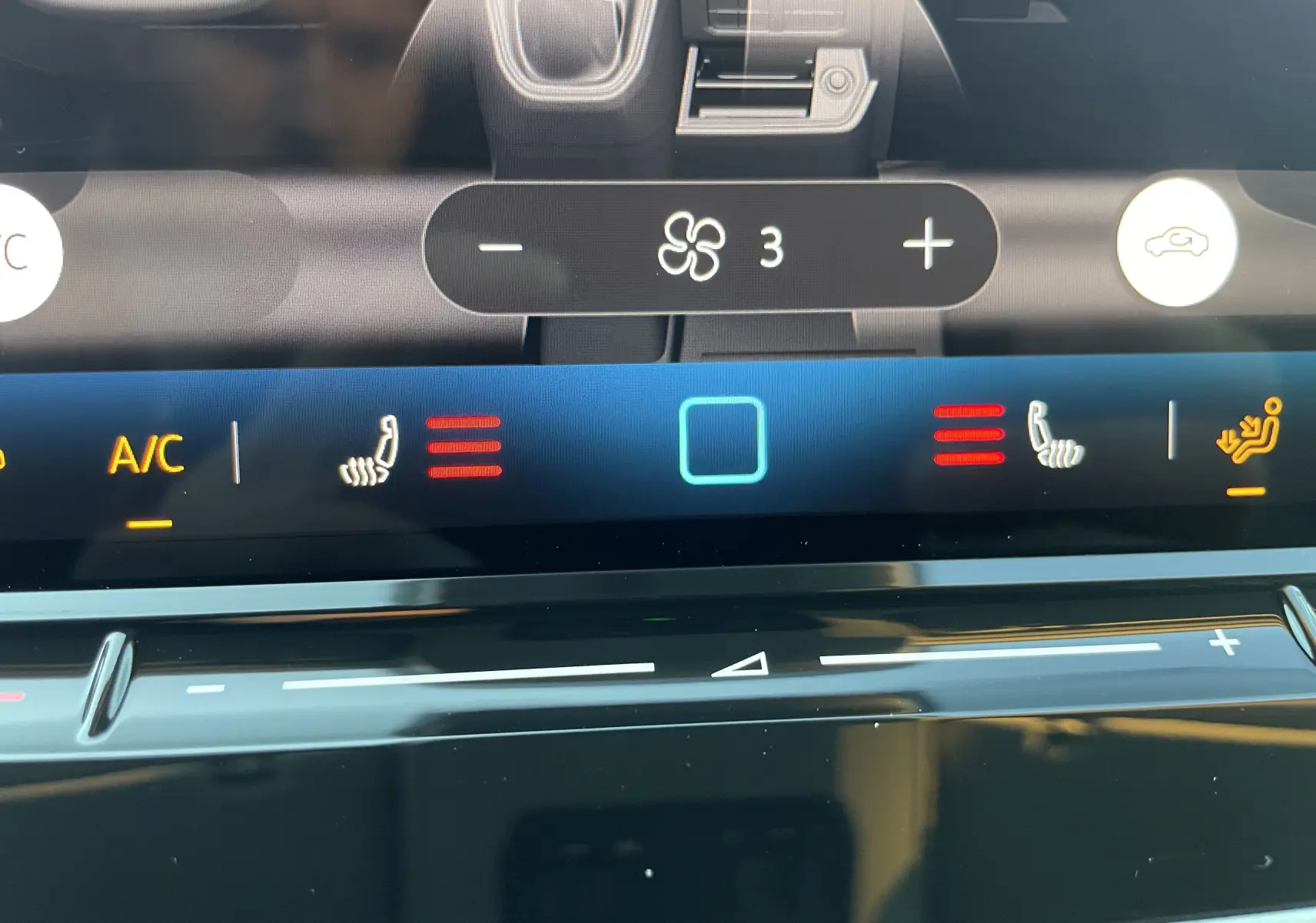 Détail du tableau de bord du Volkswagen Crafter Van noir intense 2025 montrant les commandes tactiles de climatisation et sièges chauffants.