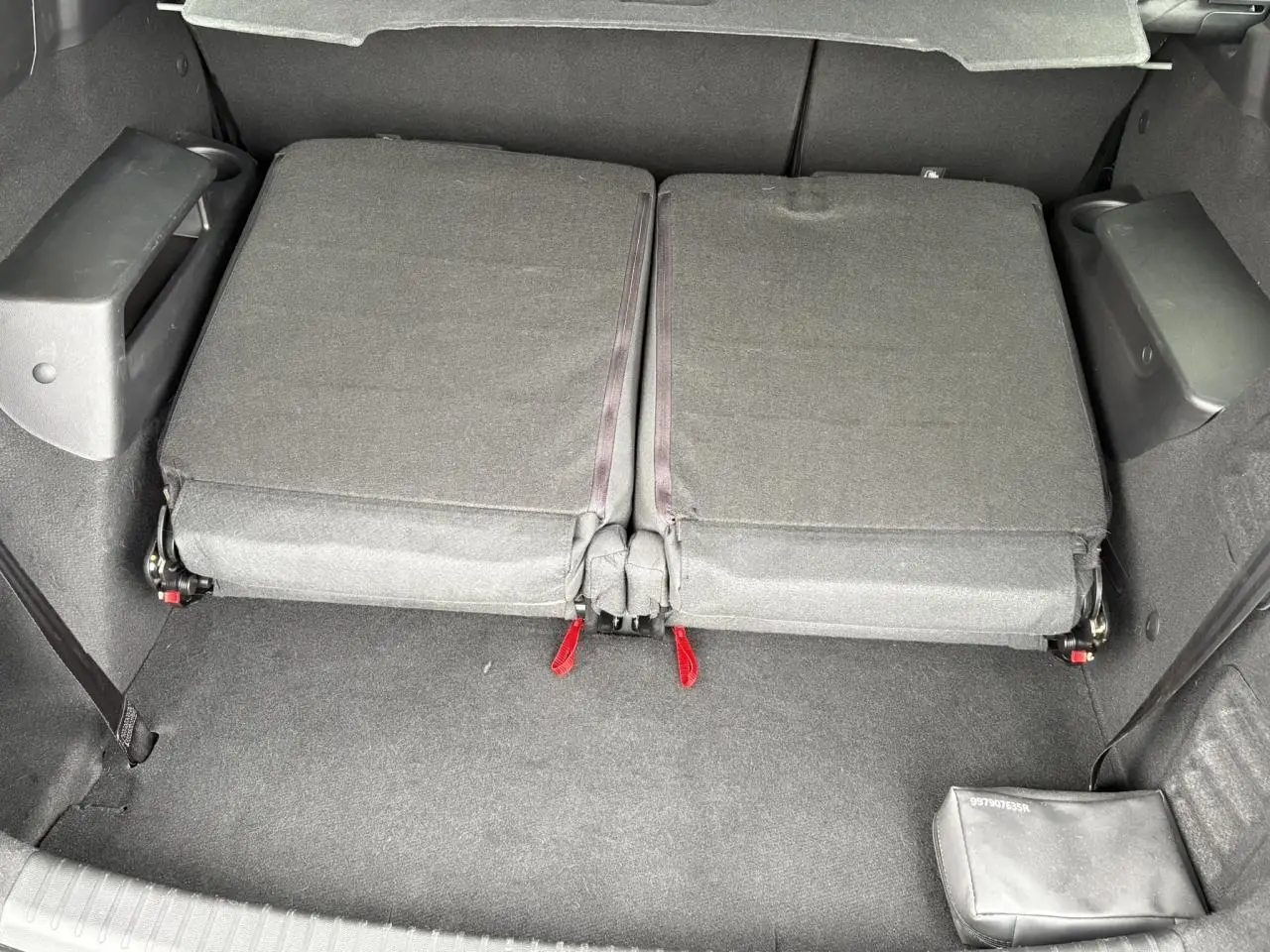 Vue du coffre avec sièges arrière rabattus en tissu gris foncé du Dacia Jogger ECO-G 100 Expression 2025.