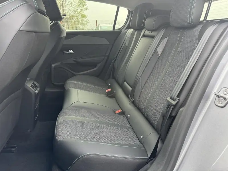 Vue côté droit de la banquette arrière en tissu et cuir noir de la Peugeot 308 2024 Gris Artense.