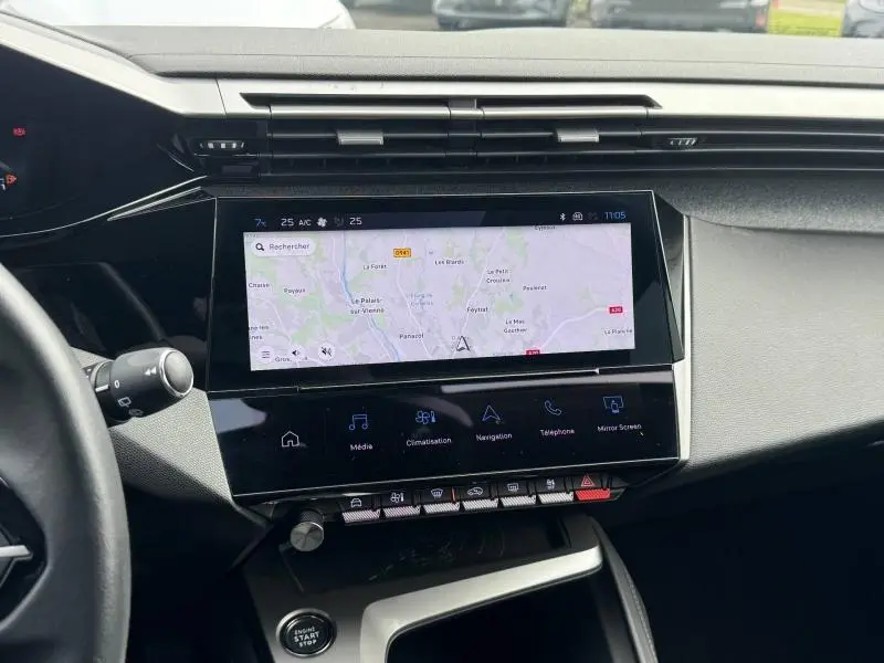 Vue rapprochée de la console centrale de la Peugeot 308 2024 gris Artense, avec écran tactile affichant la navigation.