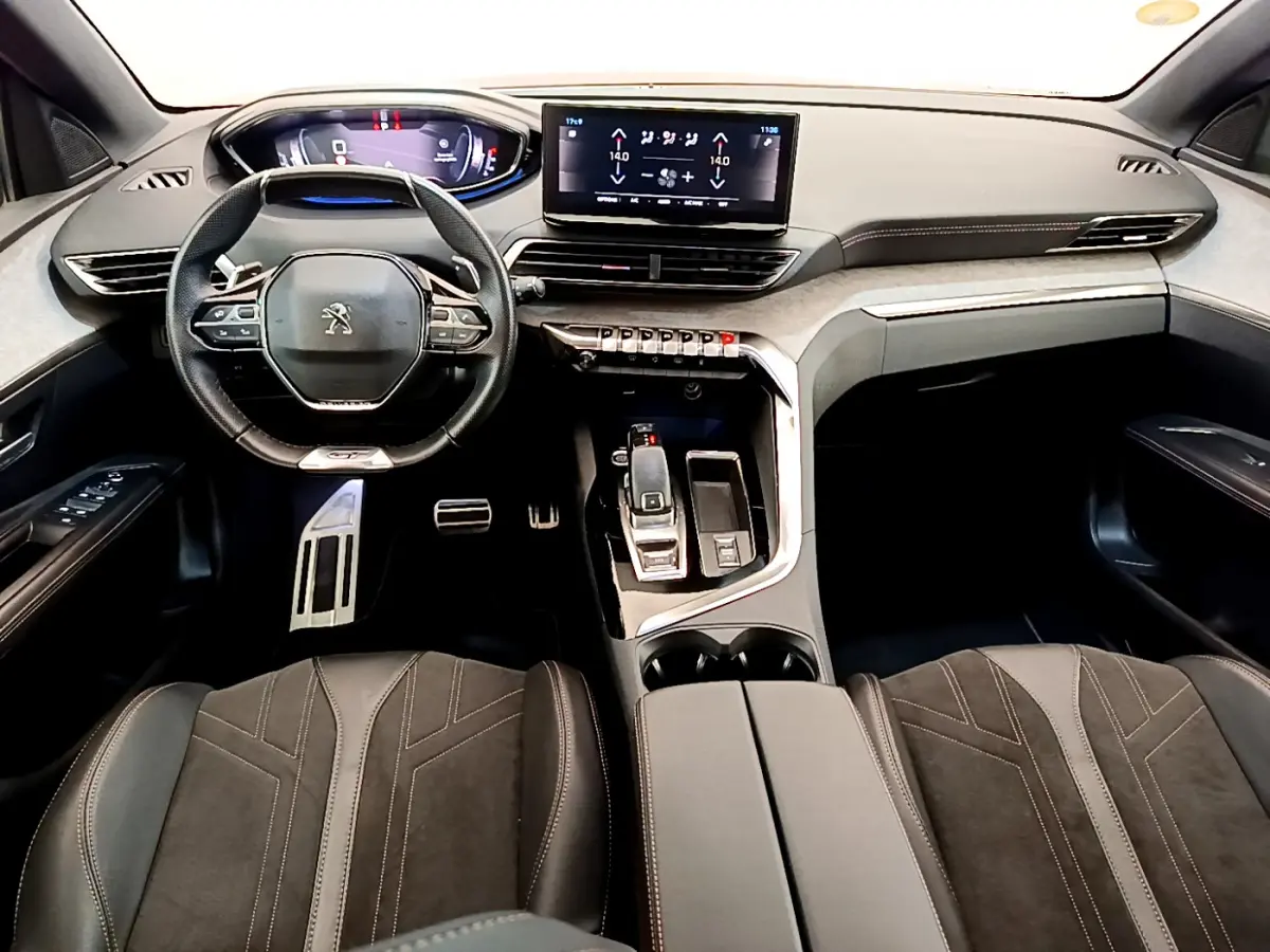 Intérieur du Peugeot 3008 GT 2021 vu de face, tableau de bord moderne avec écran tactile et volant cuir noir.