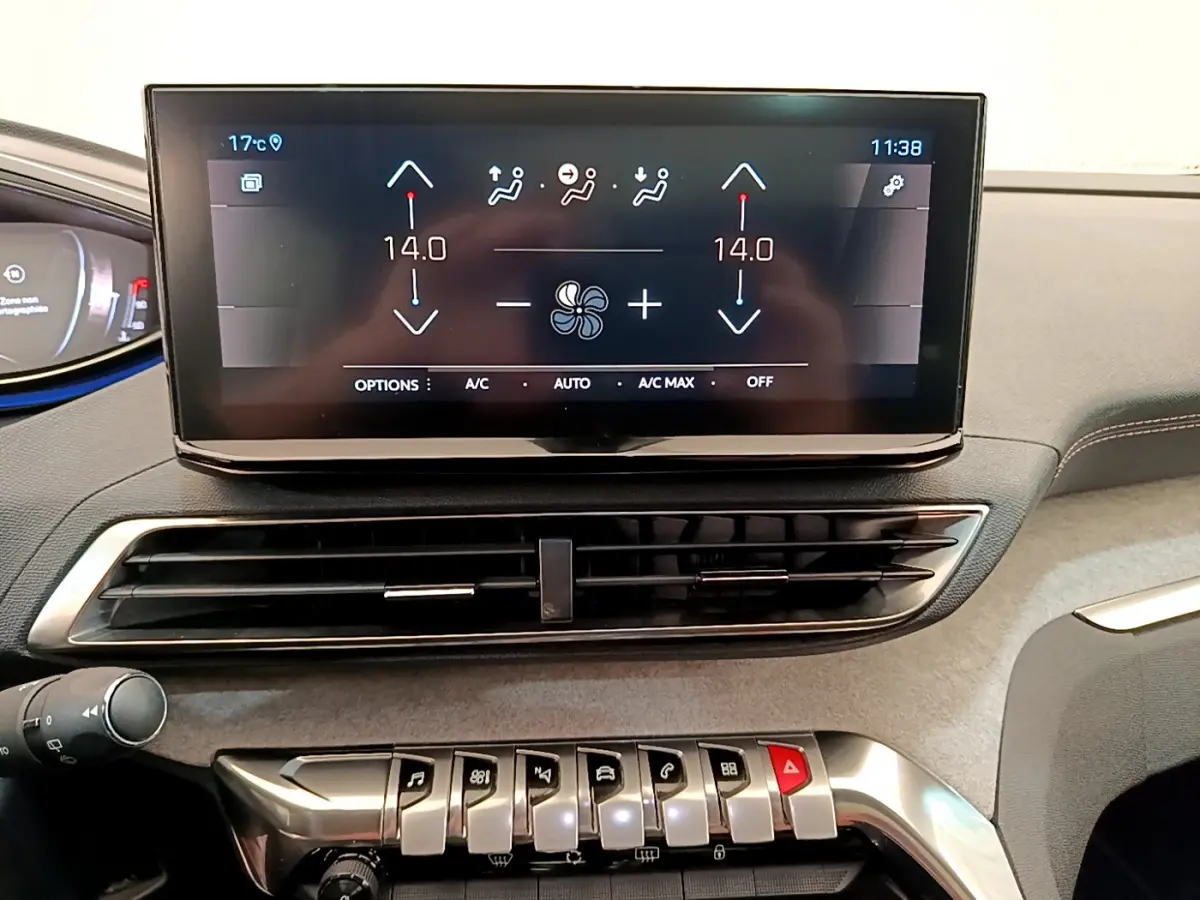 Gros plan sur l'écran tactile central et les commandes piano du tableau de bord du Peugeot 3008 GT rouge, intérieur moderne.