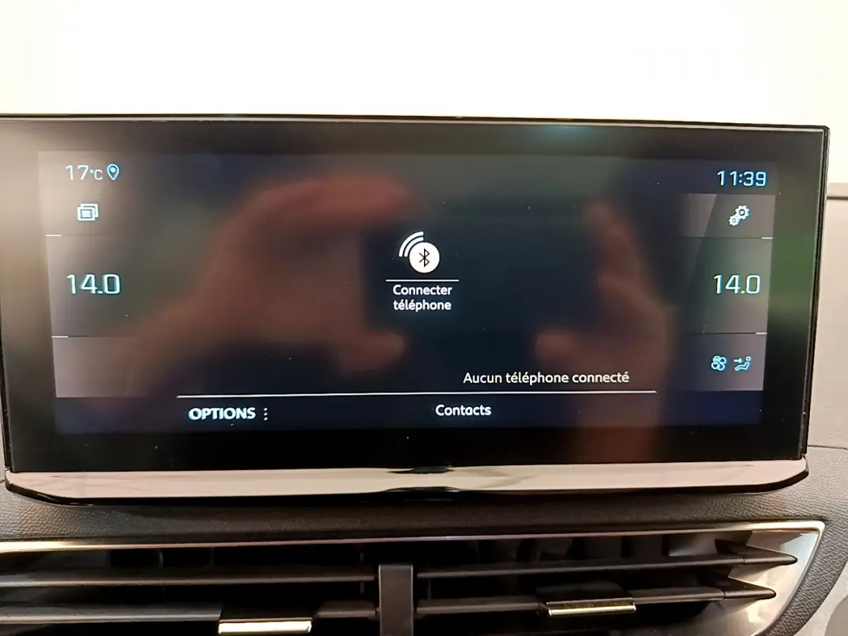 Écran tactile central affichant la connexion Bluetooth, dans l’habitacle du Peugeot 3008 rouge, vue de face.