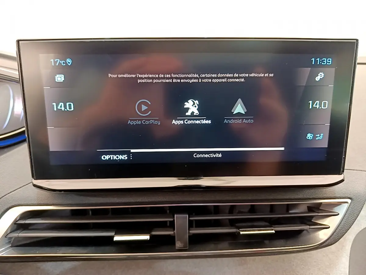 Écran tactile central du tableau de bord du Peugeot 3008 GT 2021 affichant Apple CarPlay et Android Auto.
