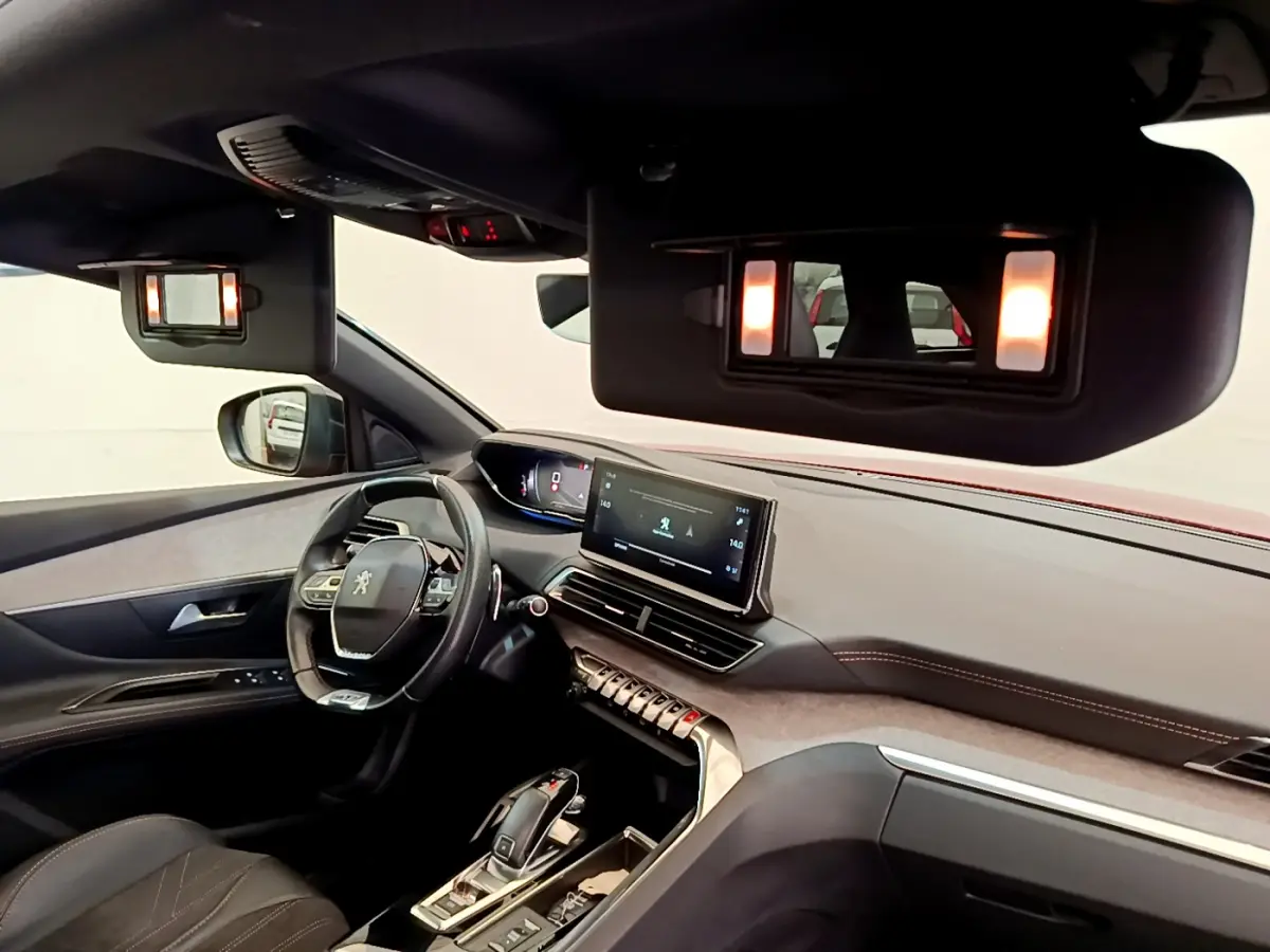 Intérieur du Peugeot 3008 GT 2021 vu côté conducteur, tableau de bord moderne avec écran tactile et volant cuir noir.