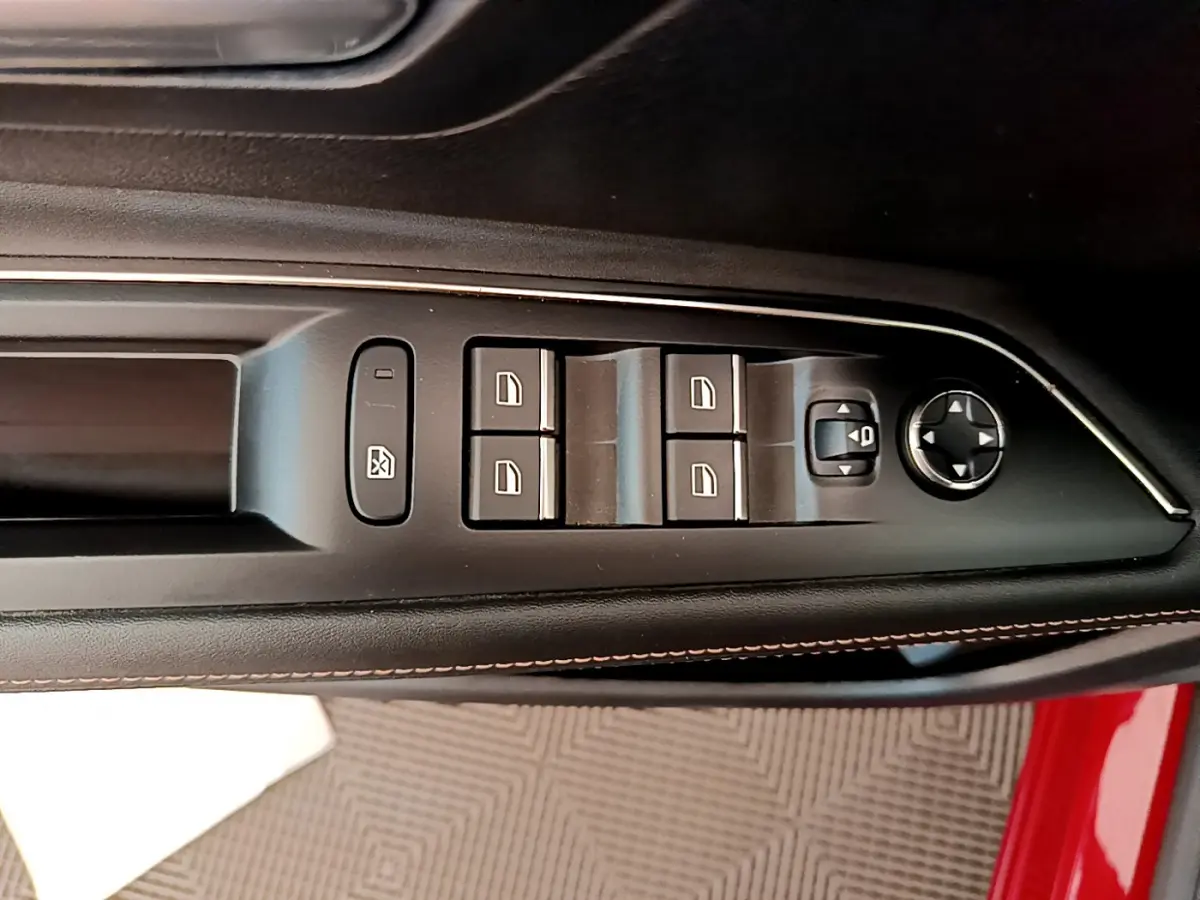 Gros plan sur les commandes des vitres et rétroviseurs côté conducteur du PEUGEOT 3008 rouge, intérieur noir.