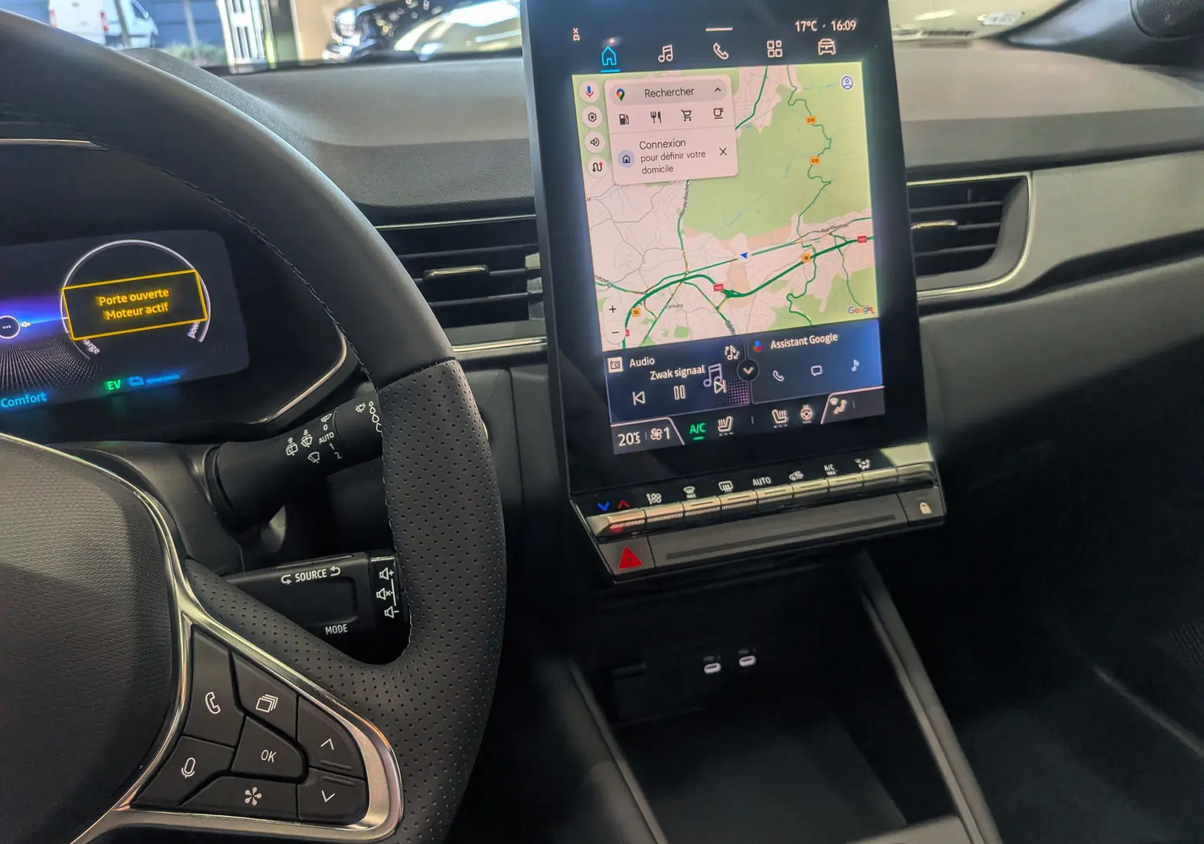 Vue intérieure du tableau de bord du Renault Captur E-TECH 2026, avec écran tactile central affichant une carte de navigation.