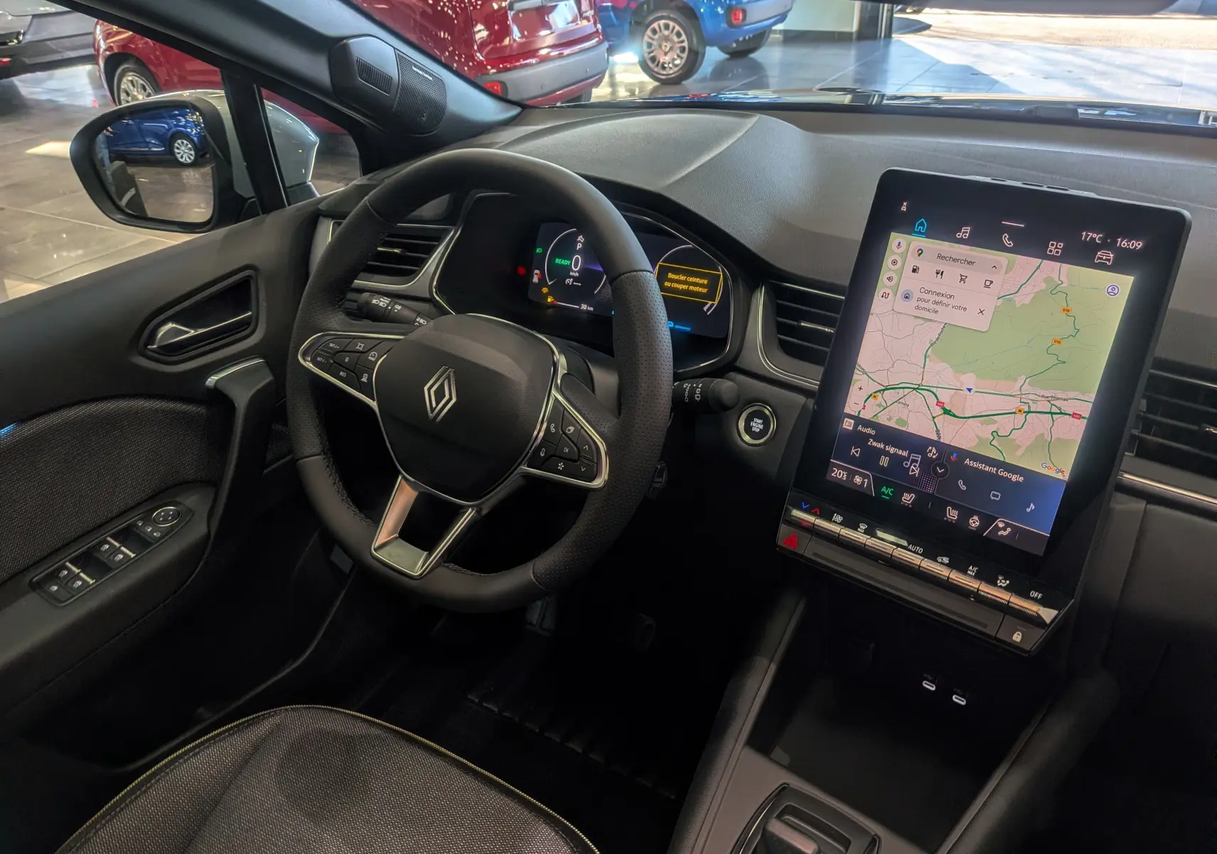 Intérieur avant droit du Renault Captur E-Tech 2026, volant multifonction et écran tactile vertical avec navigation affichée.