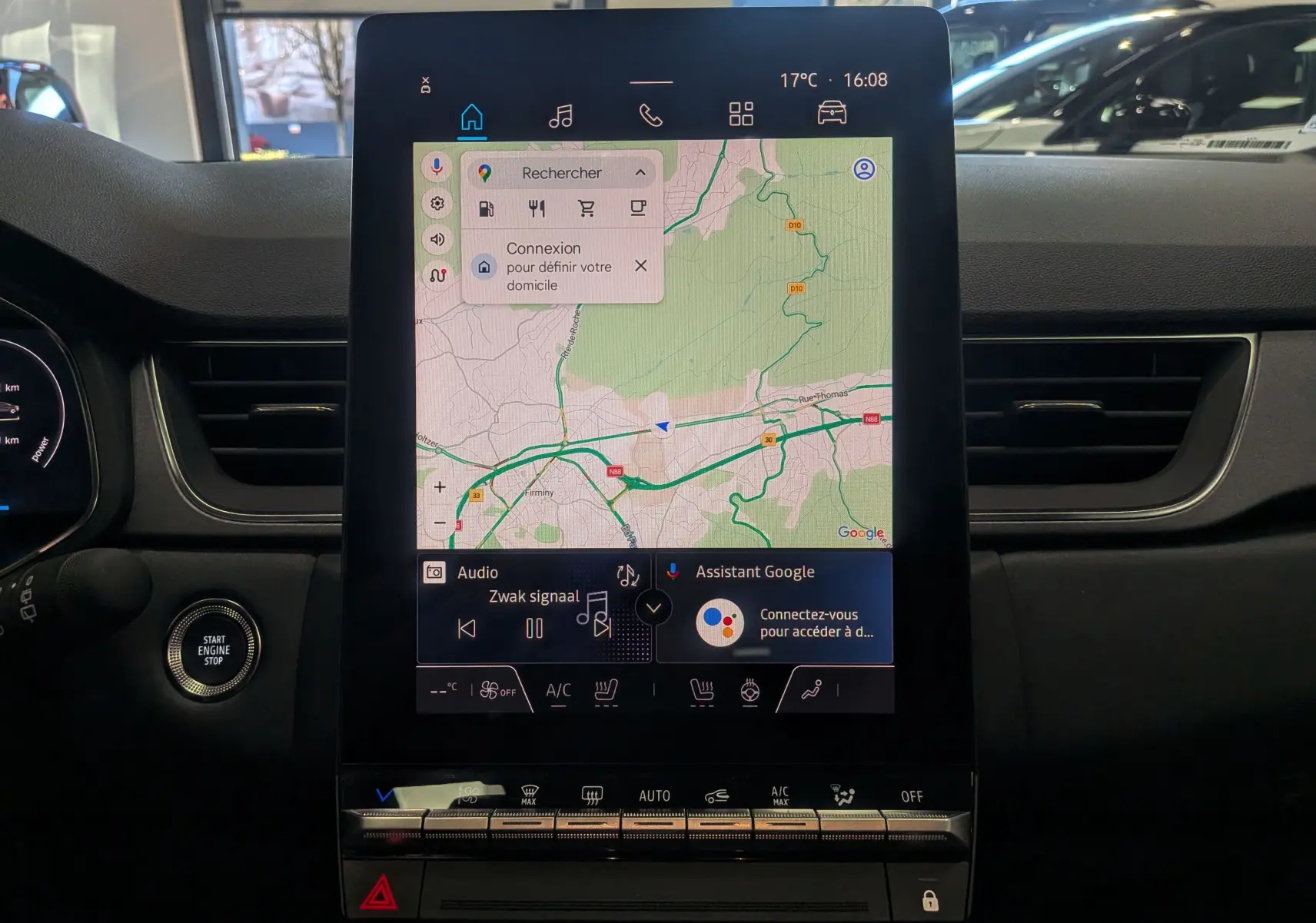 Écran tactile central du Renault Captur E-TECH 2026 affichant la navigation avec carte et commandes climatisation en dessous.
