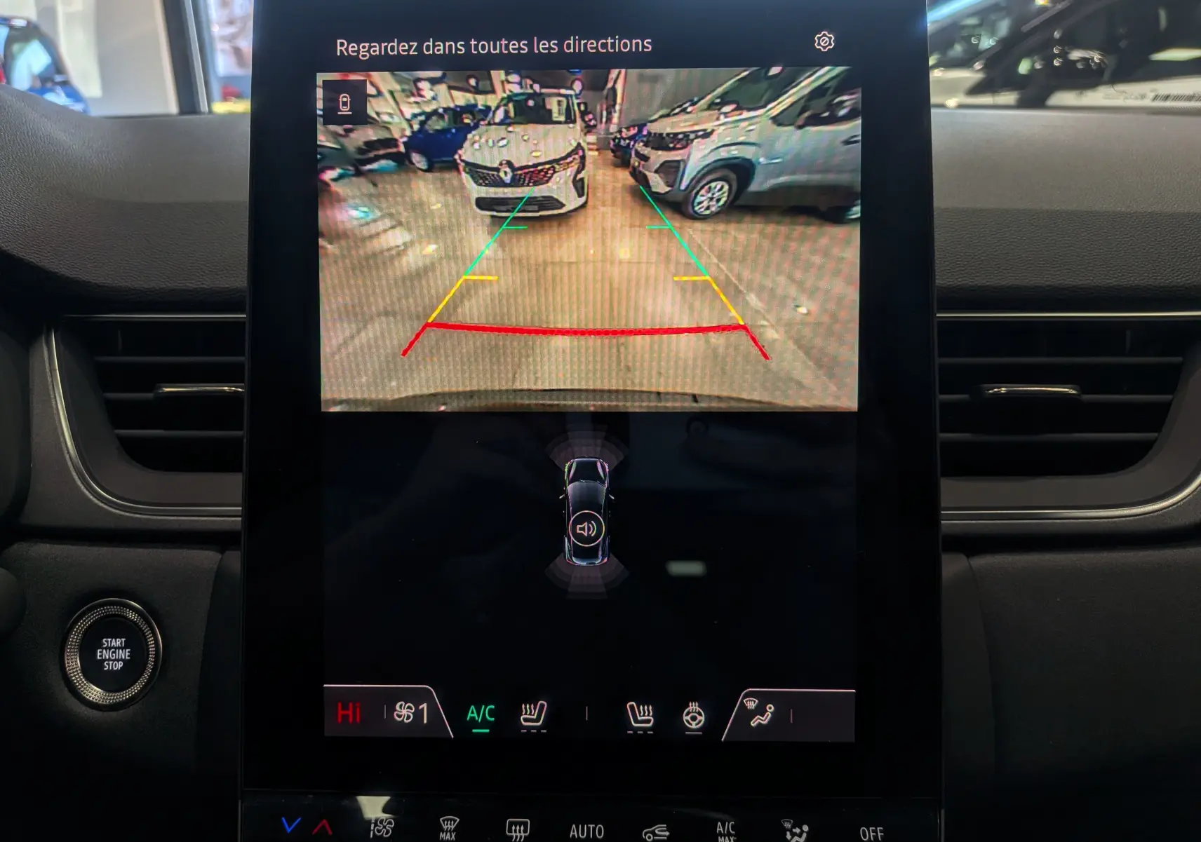 Vue intérieure de l’écran central du Renault Captur E-Tech, affichant la caméra de recul avec vue sur un Captur noir et toit gris en arrière-plan.