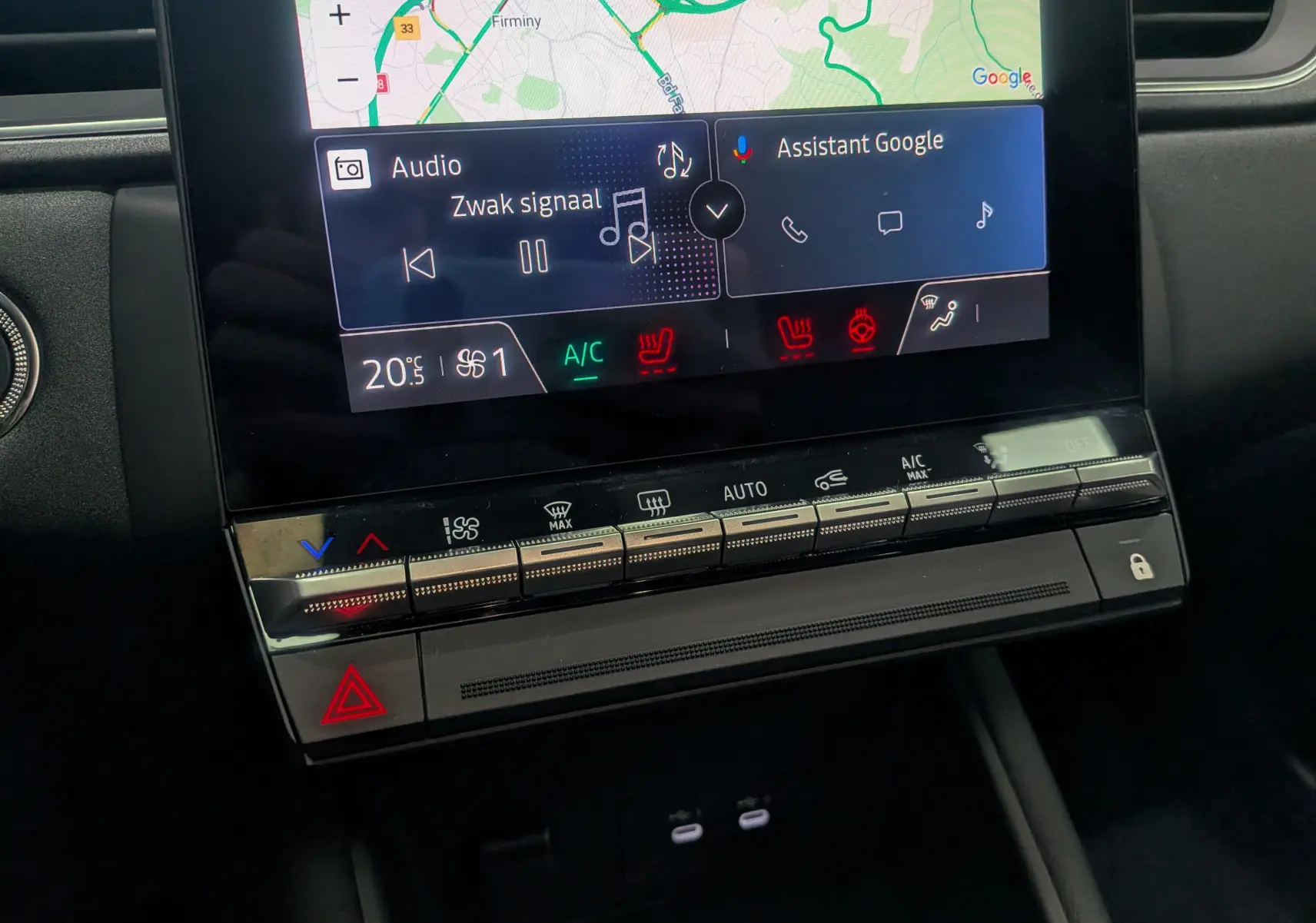 Vue rapprochée de l’écran tactile central et des commandes de climatisation du Renault Captur E-TECH 2026, intérieur noir.