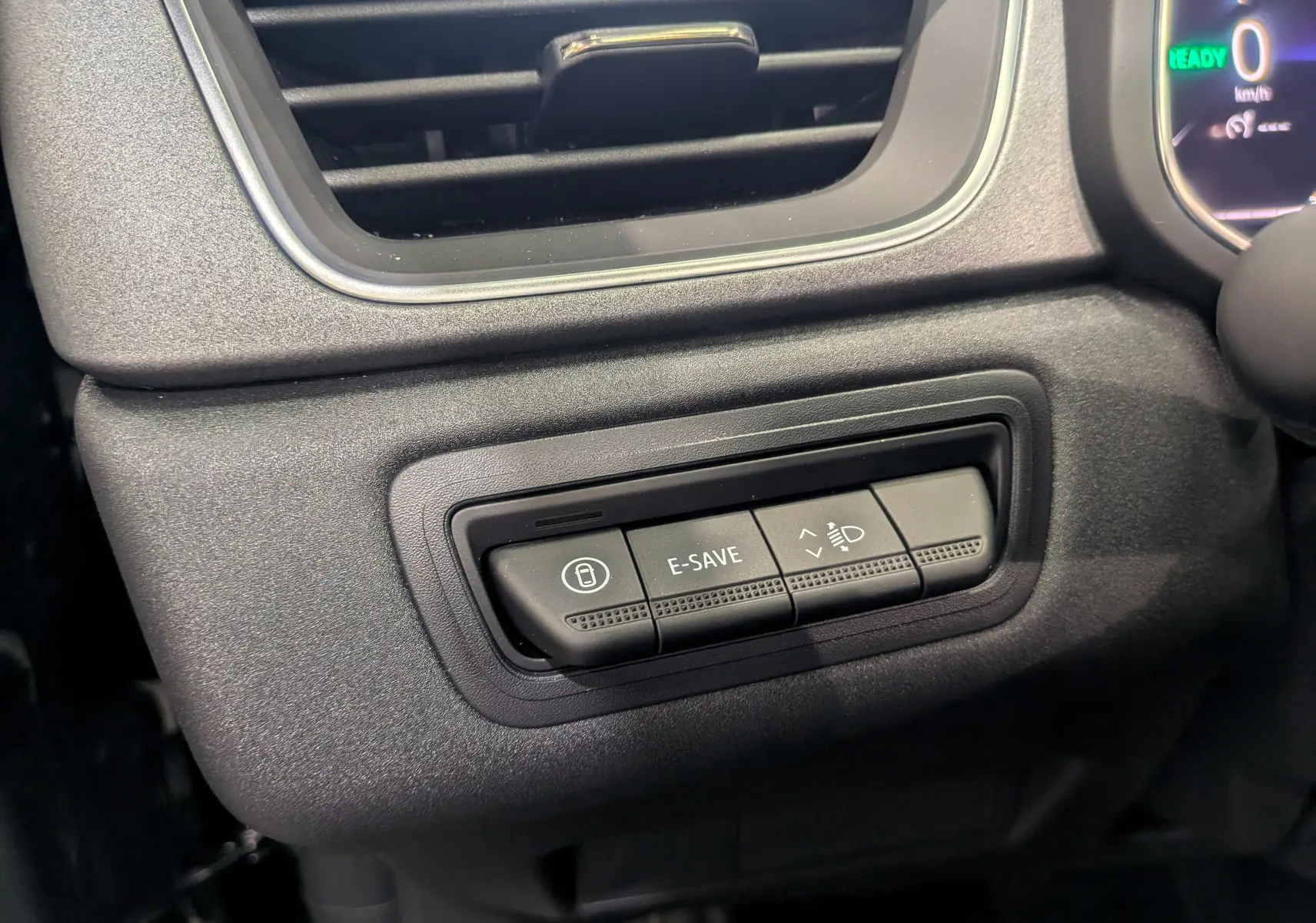Gros plan sur les boutons de commande à gauche du volant dans le tableau de bord noir du Renault Captur E-TECH 2026.