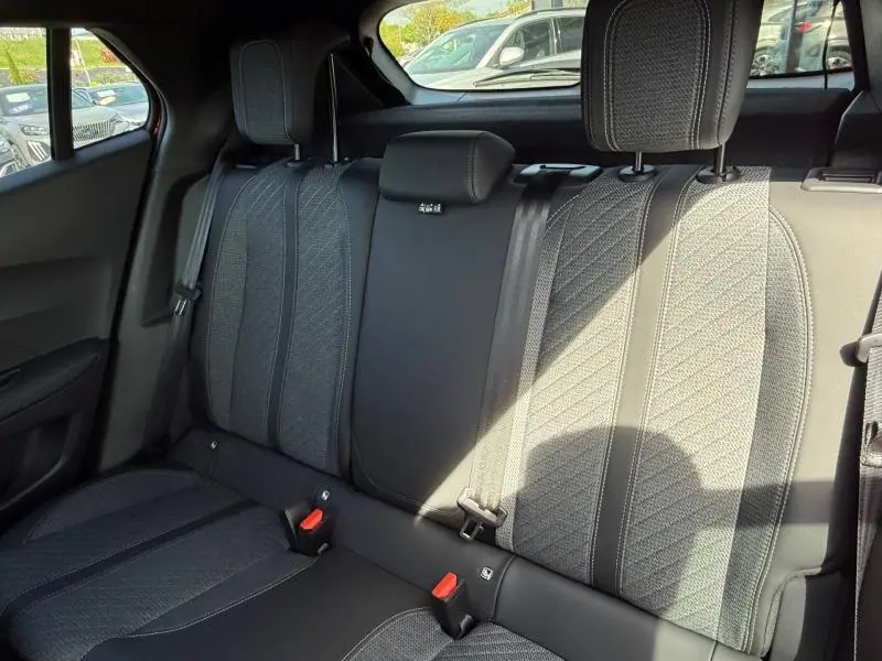Vue intérieure des sièges arrière en tissu gris du Peugeot 2008 1.2 Hybrid 145ch Allure 2025, sans éléments rouges visibles.