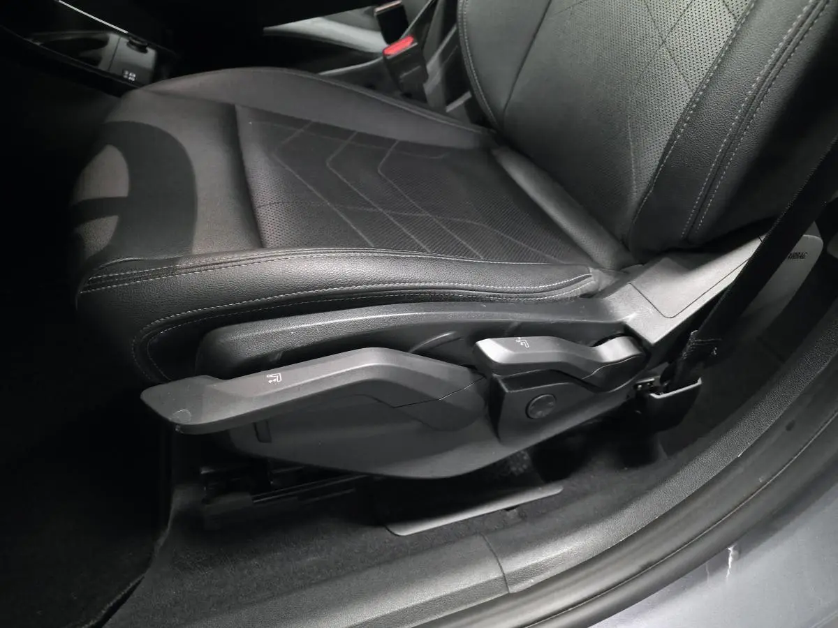 Gros plan sur le siège avant gauche en similicuir noir perforé de la BMW Série 2 218d Active Tourer 2023.