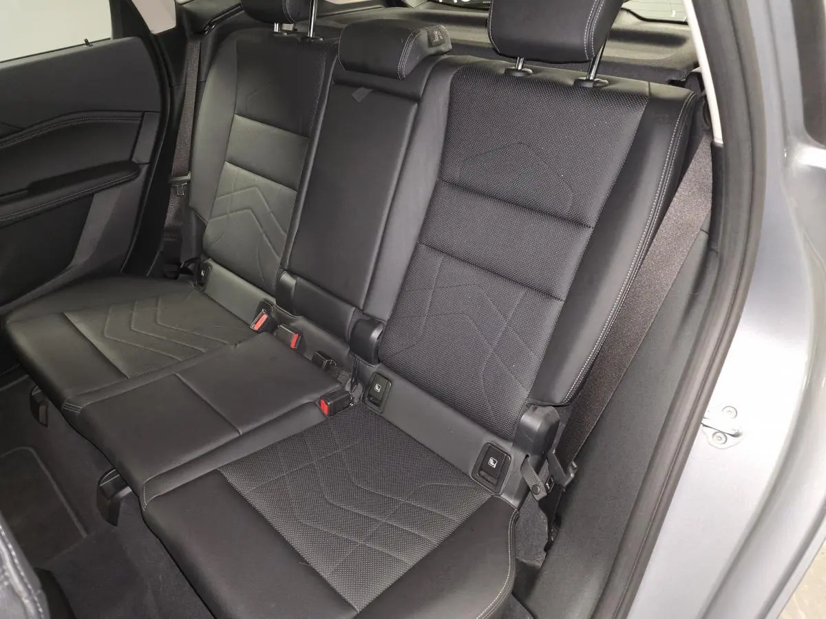 Vue côté droit de la banquette arrière en similicuir noir perforé dans une BMW Série 2 Active Tourer gris métallisé.
