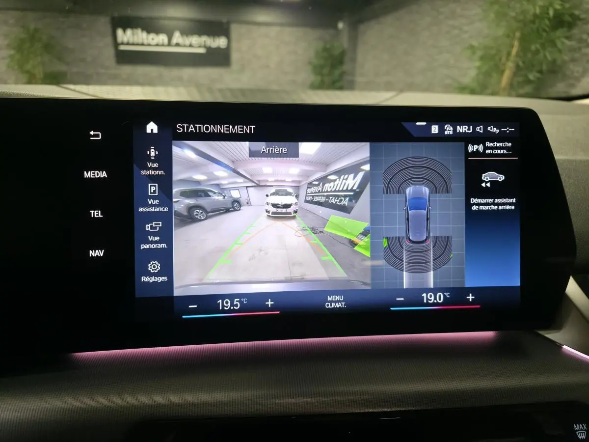 Vue écran tactile intérieur montrant la caméra de recul et l'assistant de stationnement du BMW Série 2 gris métallisé.