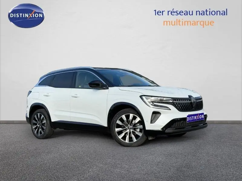 Renault Austral blanc nacré avec toit noir étoilé, vue 3/4 avant droit mettant en valeur ses jantes et calandre moderne.