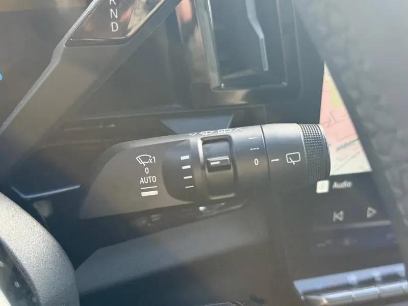 Gros plan sur la commande d’essuie-glace du Renault Austral 2025, avec indication des réglages automatiques et manuels.