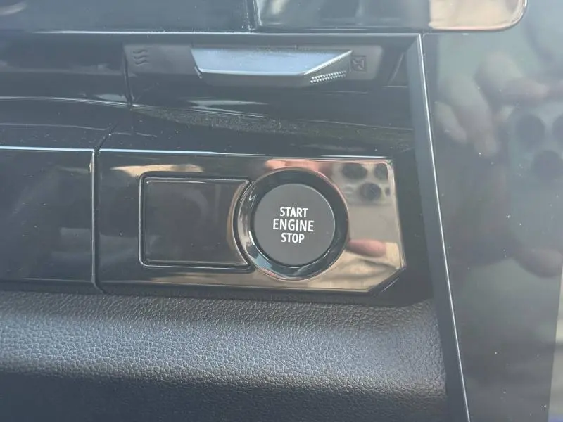 Bouton Start Engine Stop en gros plan sur la console intérieure du Renault Austral 2025, finition Techno.