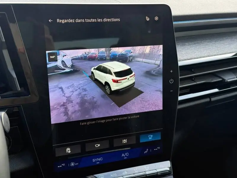 Vue écran intérieur montrant Renault Austral blanc nacré avec toit noir étoilé en 3/4 arrière sur caméra 360° extérieure.
