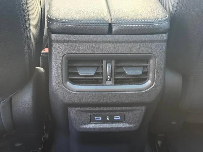 Détail des aérateurs arrière et ports USB-C sur la console centrale d’un Renault Austral blanc nacré 2025.