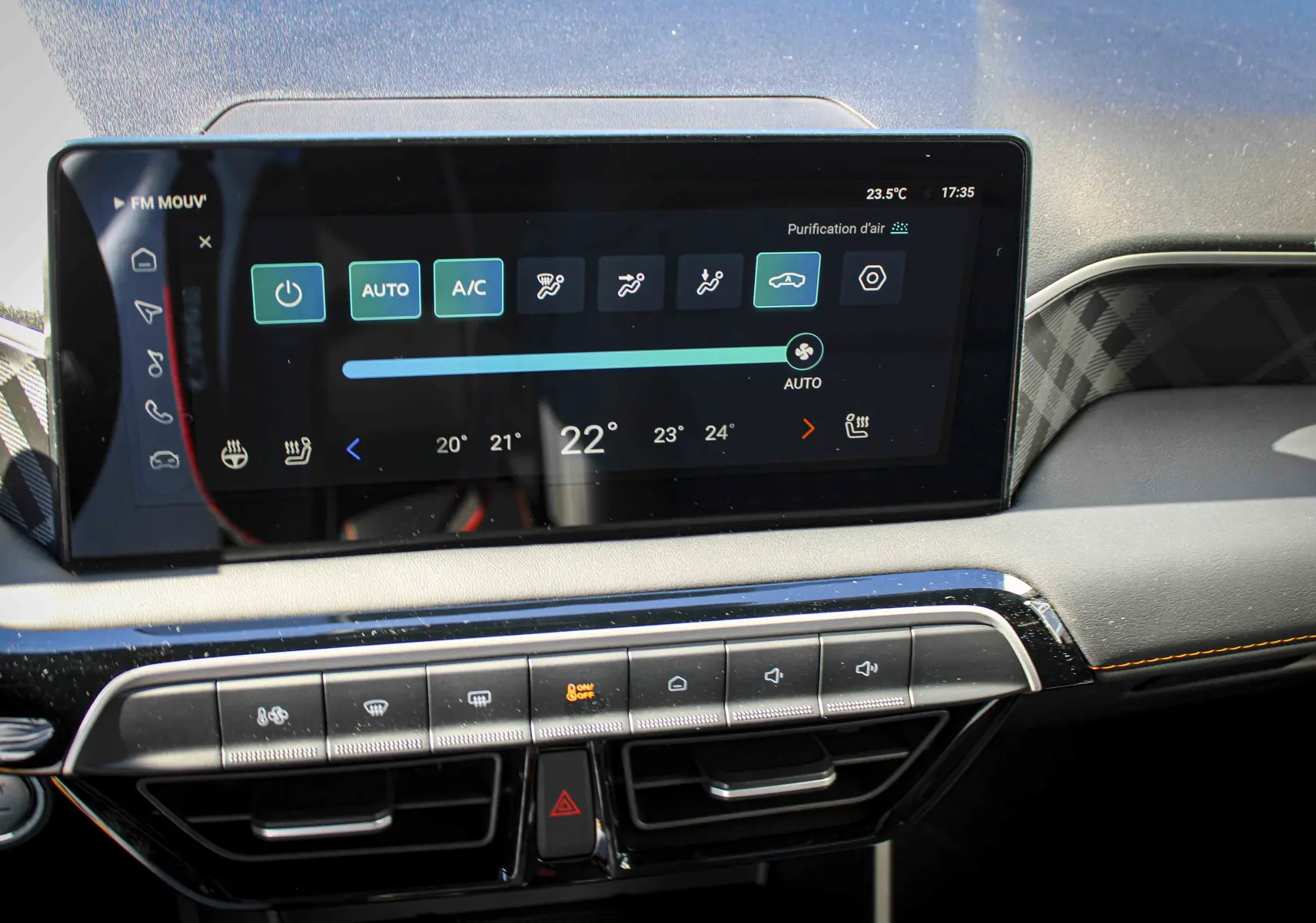 Vue rapprochée de l’écran tactile central et des commandes de climatisation du MG3 1.5L Hybrid+ gris métallisé.