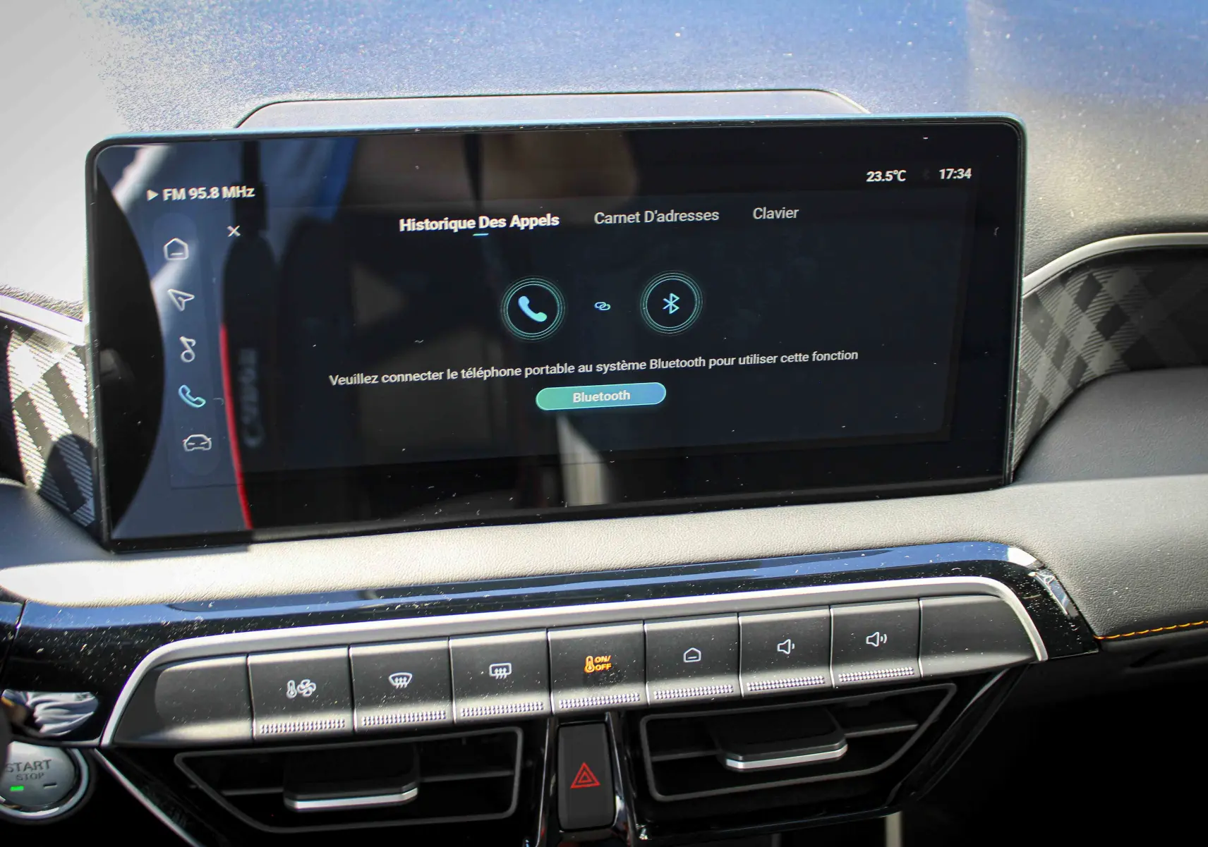 Vue rapprochée de l’écran tactile central du MG3 1.5L Hybrid+ 195CH Luxury, affichant le menu Bluetooth.