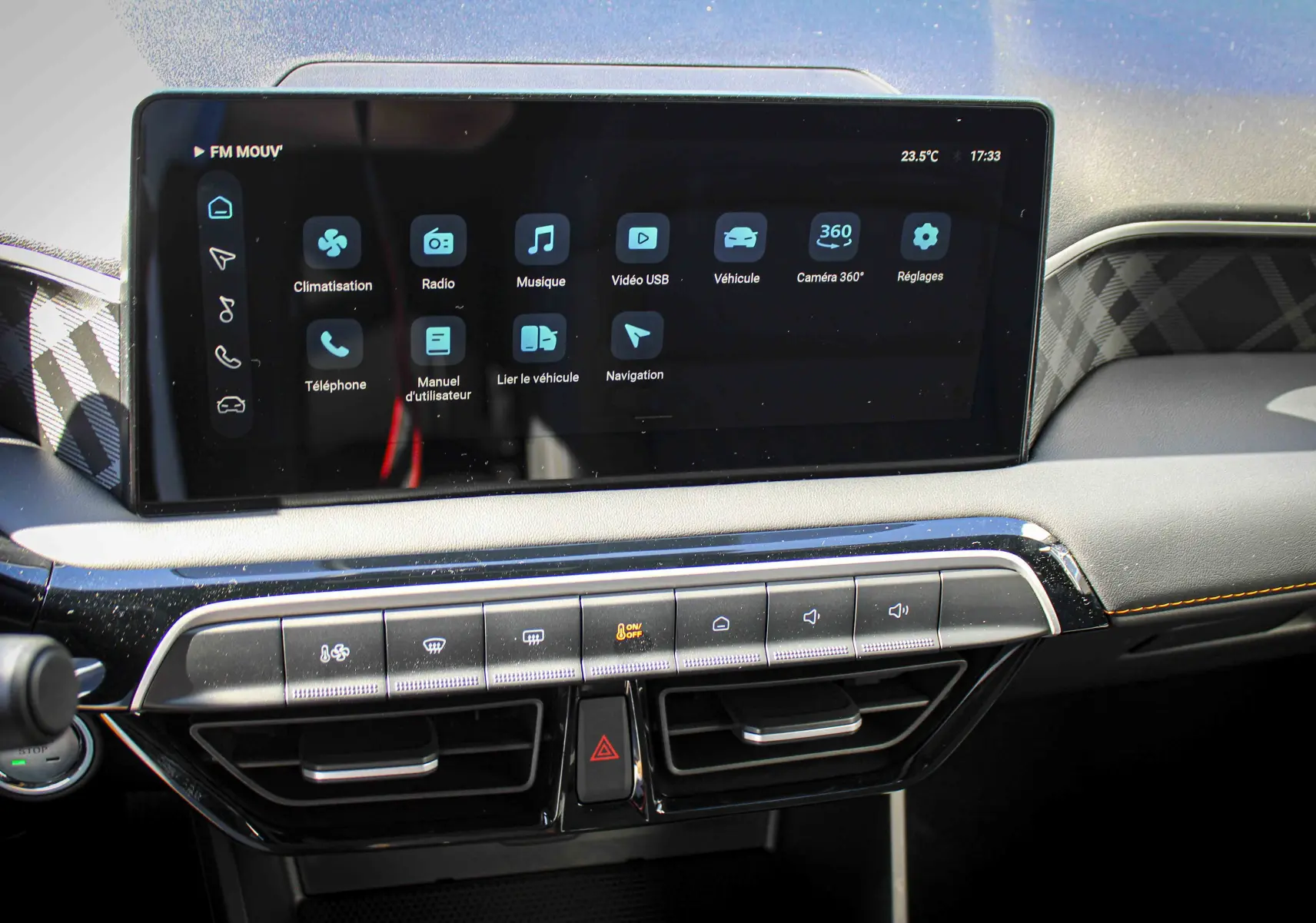 Vue rapprochée de l’écran tactile central et de la console du MG3 1.5L Hybrid+ gris Hampstead avec commandes climatisation et design moderne.