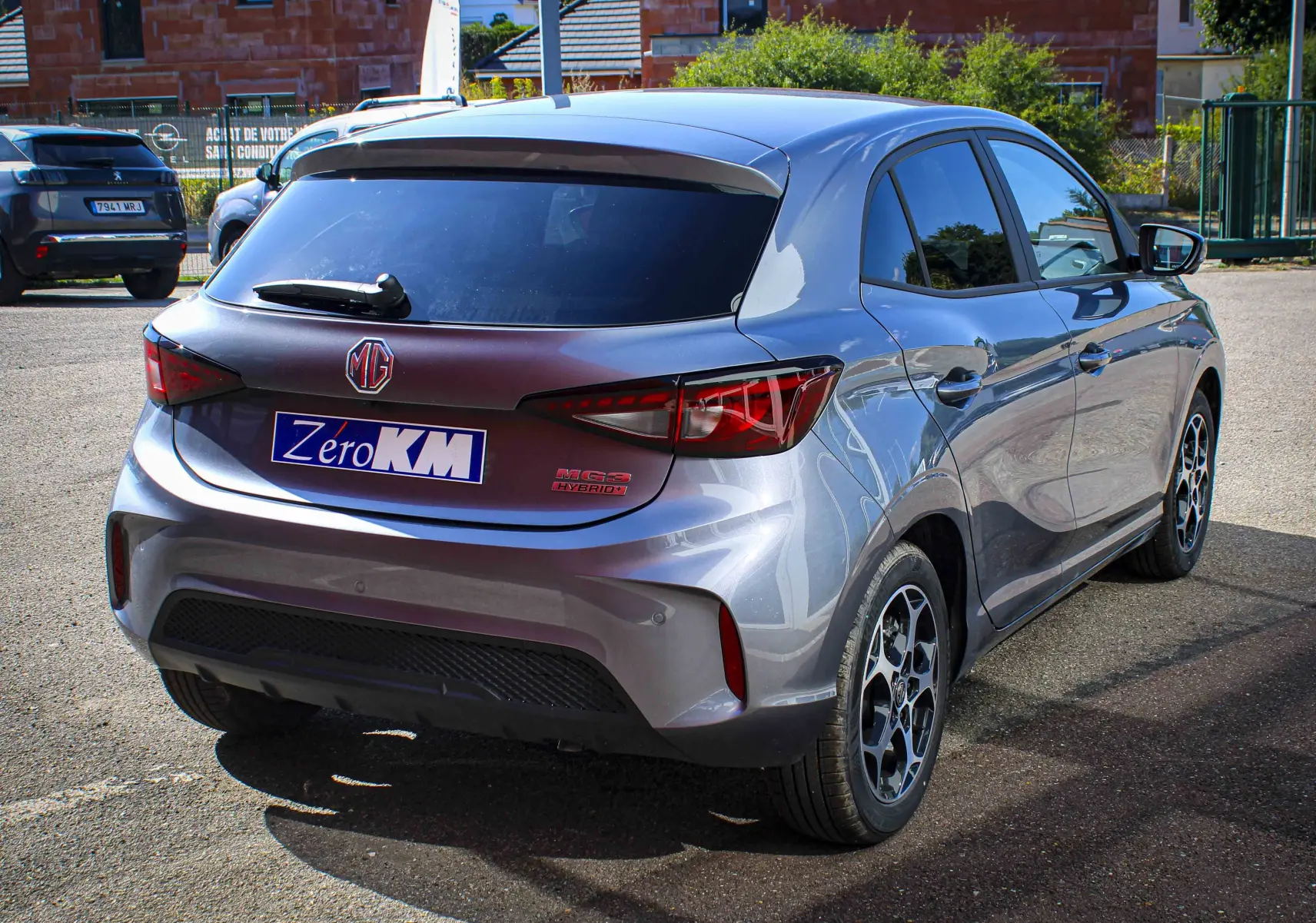 Vue 3/4 arrière droite de la MG3 1.5L Hybrid+ 195CH Luxury en gris métallisé Hampstead avec jantes spécifiques et vitres teintées.