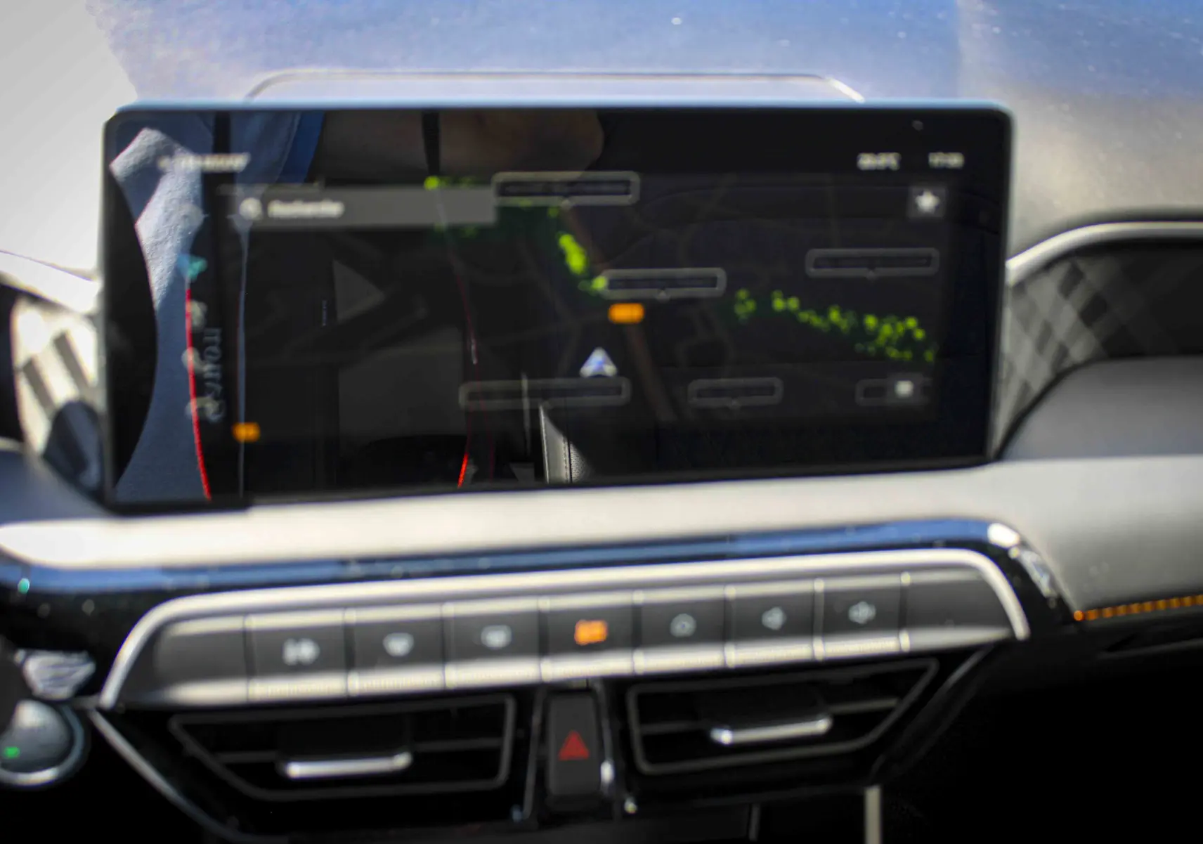 Écran tactile central affichant la navigation dans l’habitacle du MG3 1.5L Hybrid+ gris Hampstead, vue de face.
