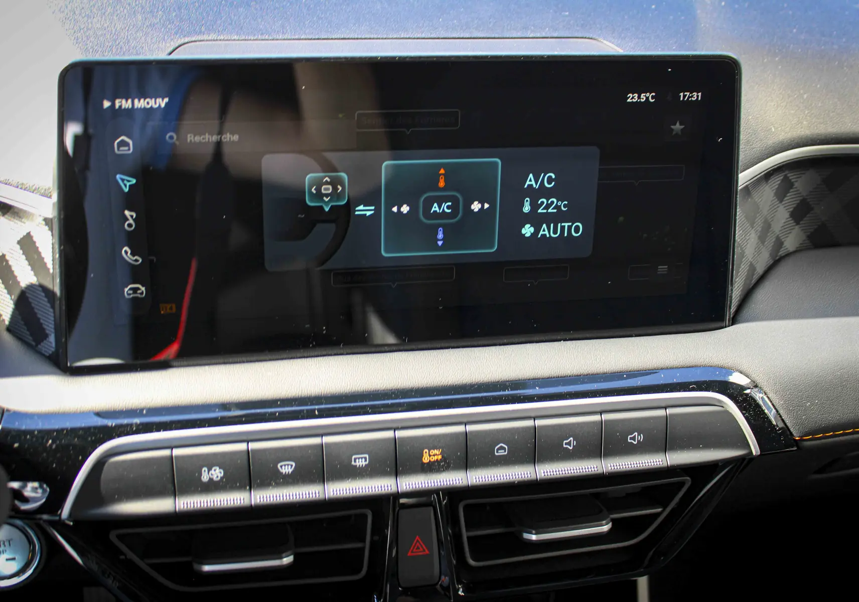 Vue rapprochée de l’écran tactile central et des commandes de climatisation du MG3 1.5L Hybrid+ 2026, intérieur noir.