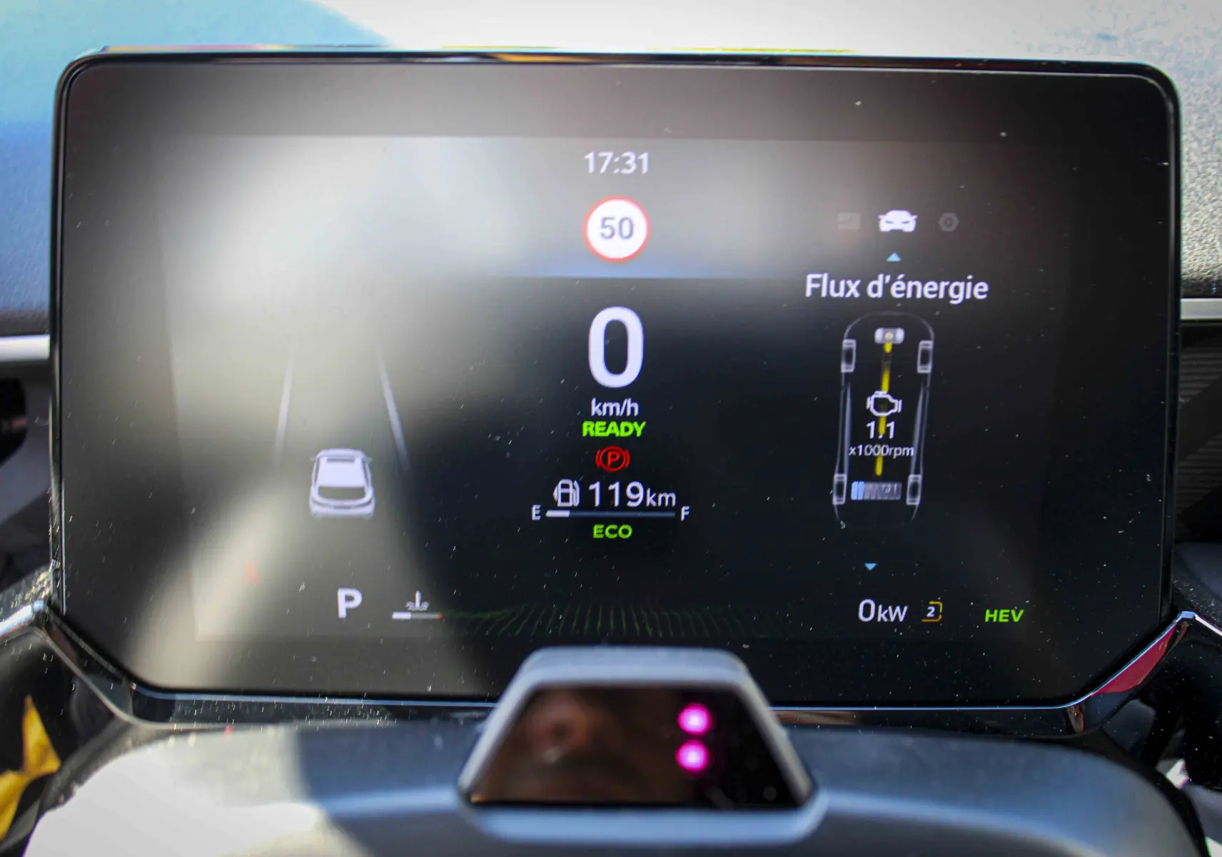 Écran numérique du tableau de bord du MG3 1.5L Hybrid+ 2026 affichant vitesse, autonomie et flux d'énergie.