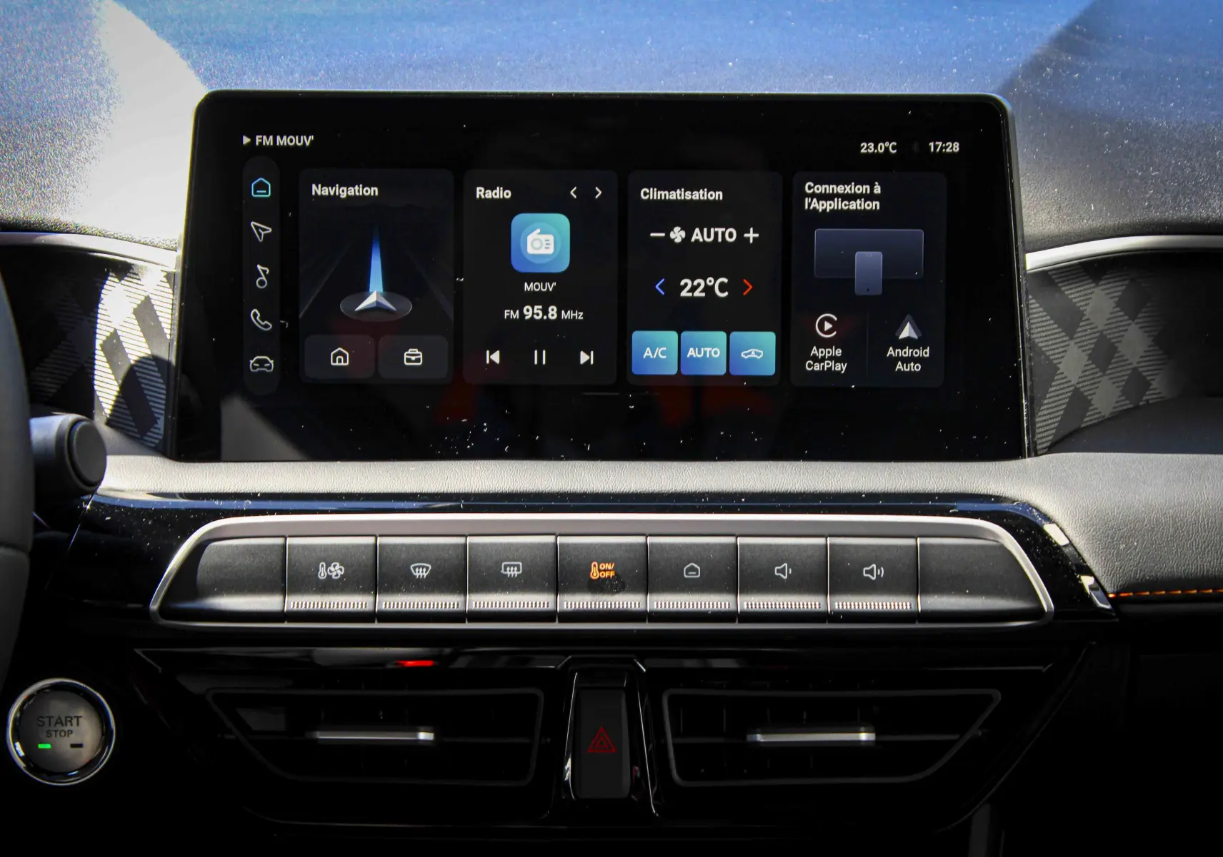 Vue rapprochée de l’écran tactile central et de la console de la MG3 1.5L Hybrid+ 2026 en intérieur noir.