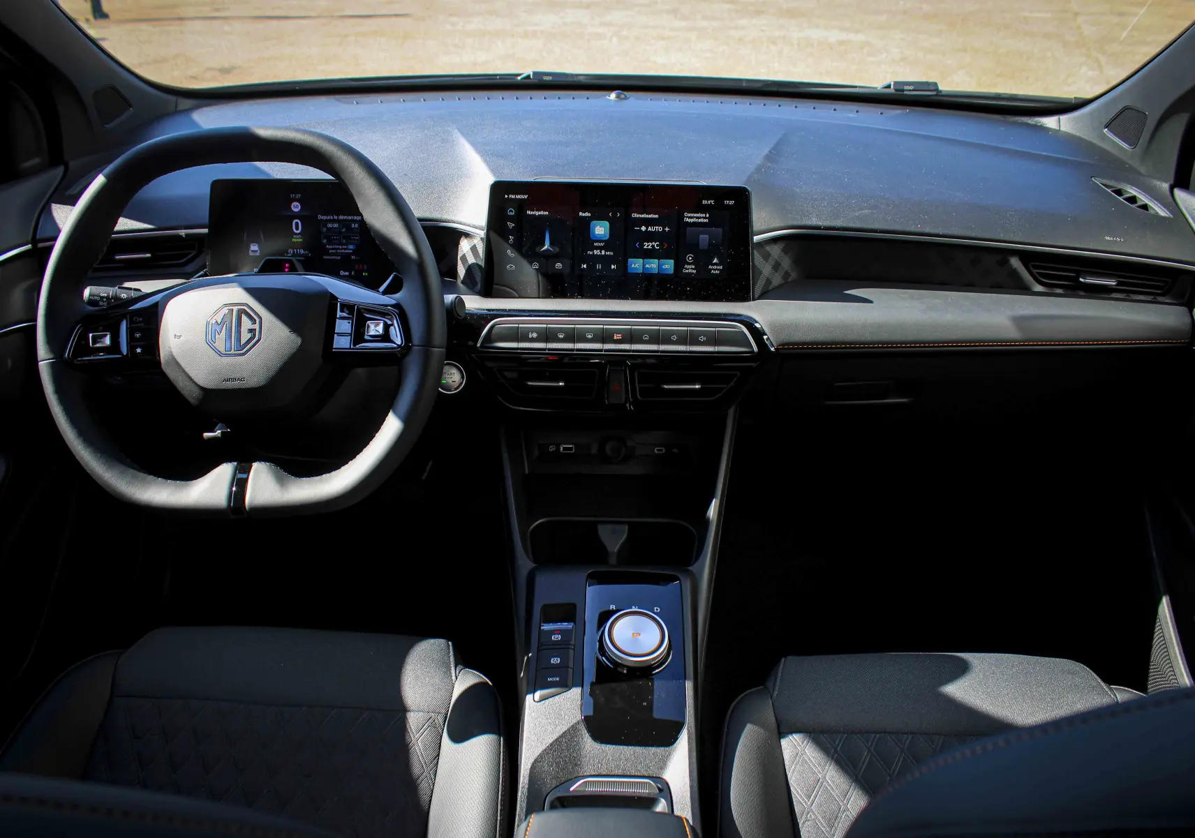 Vue intérieure frontale du tableau de bord noir et volant du MG3 1.5L Hybrid+ 195CH Luxury, avec écran tactile central.
