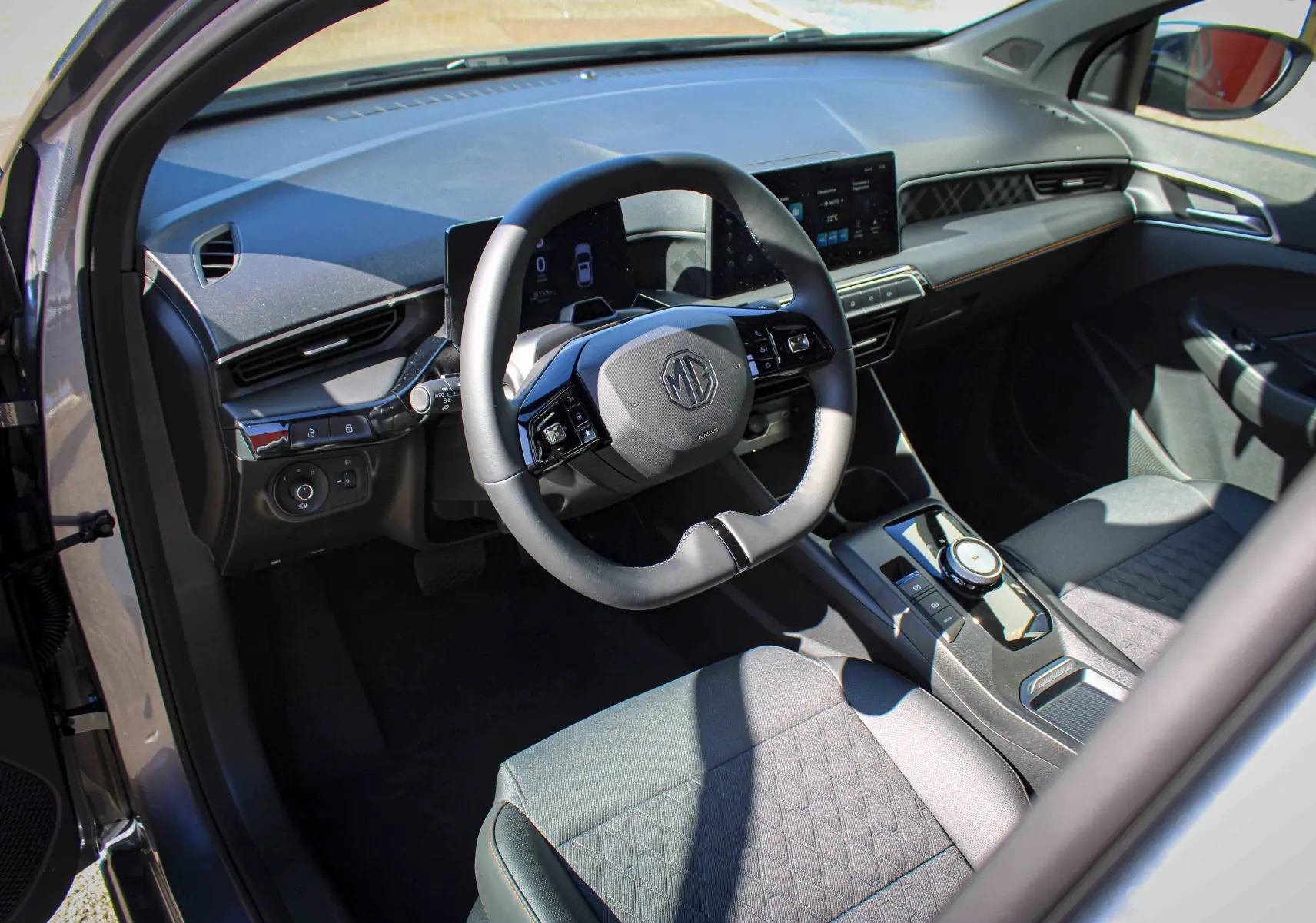 Intérieur du MG3 1.5L Hybrid+ 2026 vu côté conducteur, volant multifonction et tableau de bord numérique.