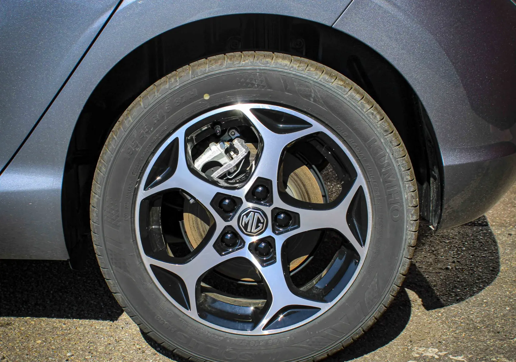Gros plan sur la roue avant droite de la MG3 1.5L HYBRID+ 195CH LUXURY en gris Hampstead métallisé avec jante alliage noire et argent.