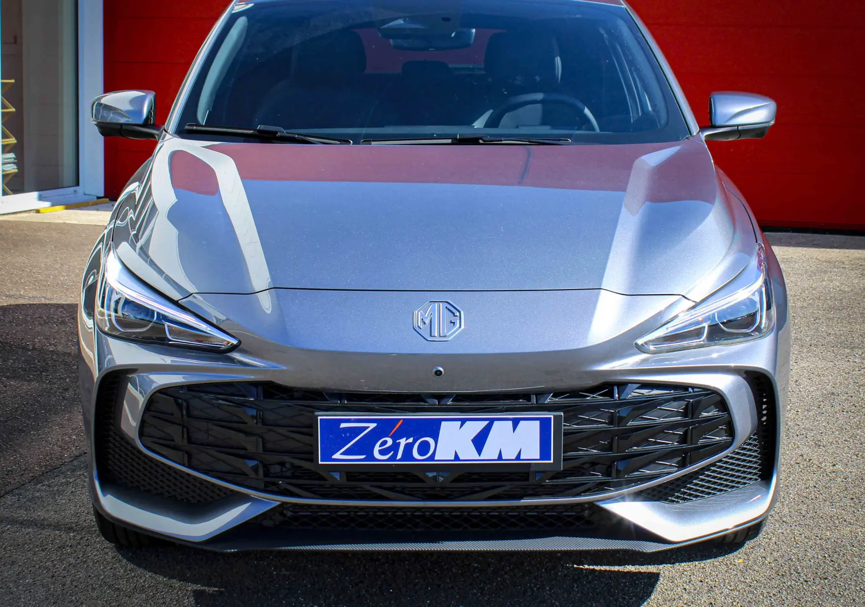 Vue frontale d'une MG3 1.5L Hybrid+ 195CH Luxury en gris Hampstead, avec calandre noire et logo MG centré.