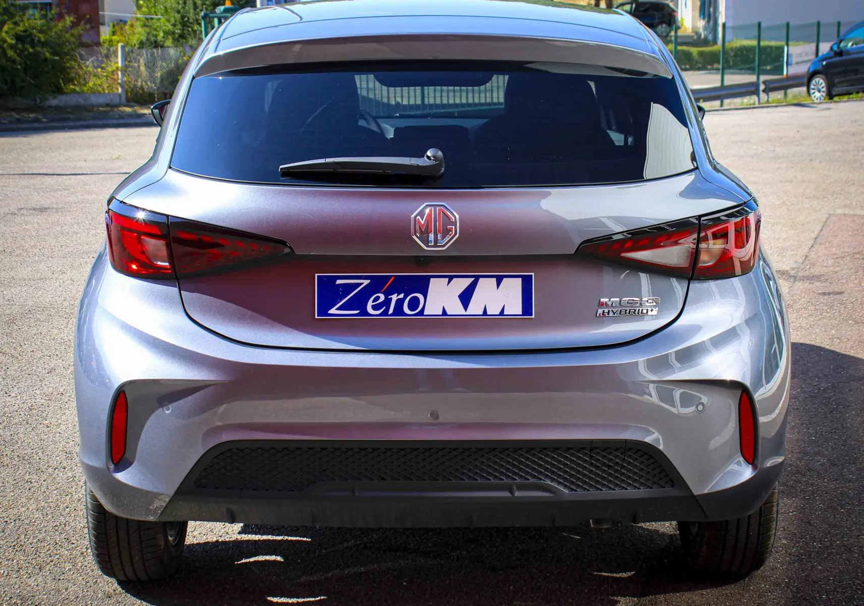 Vue arrière d'une MG3 1.5L Hybrid+ 195CH Luxury en gris Hampstead, avec feux LED et logo MG bien visibles.