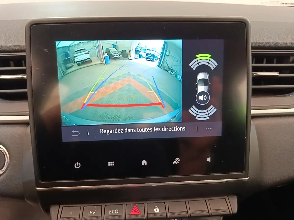 Écran tactile central du Renault Captur Business E-Tech 2022 montrant la caméra de recul avec aides au stationnement.