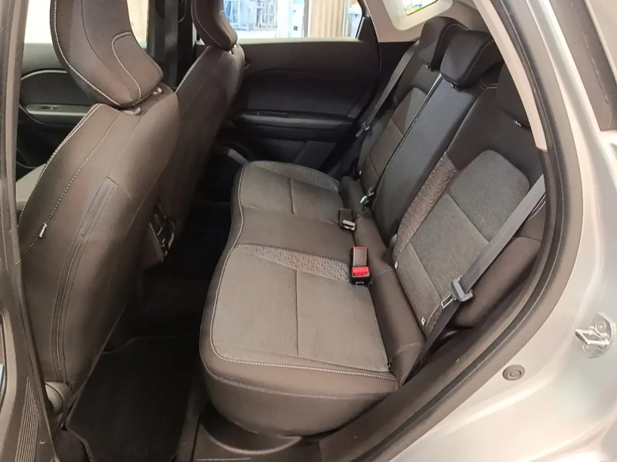 Vue côté droit sur la banquette arrière grise du Renault Captur Business E-Tech hybride 2022 avec ceinture et appuie-têtes.