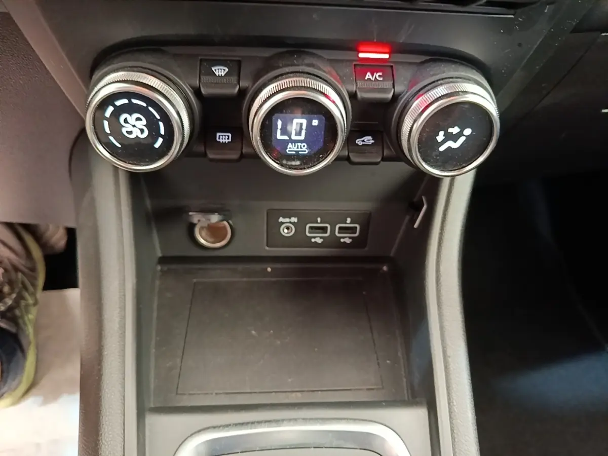 Vue rapprochée du tableau de bord central du Renault Captur Business E-Tech 2022, avec commandes climatisation et ports USB visibles.