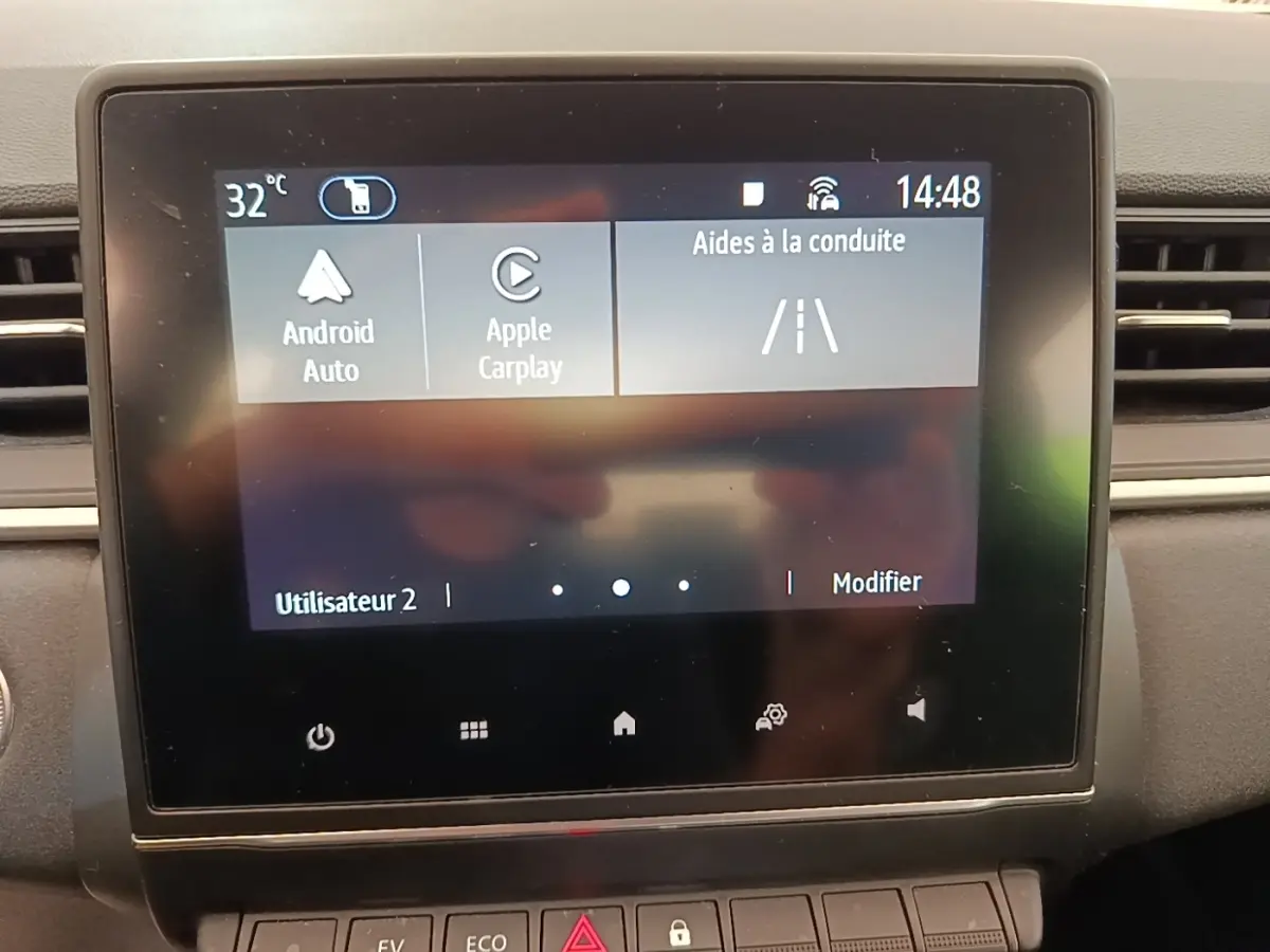 Écran tactile central du tableau de bord du Renault Captur Business E-Tech gris clair, affichant Android Auto et Apple CarPlay.