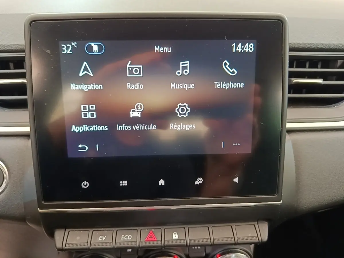 Écran tactile central du tableau de bord du Renault Captur Business E-Tech hybride 2022, affichant le menu principal.