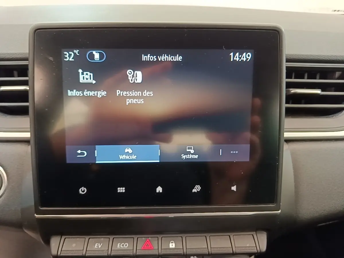 Écran tactile central du tableau de bord du Renault Captur Business E-Tech hybride gris clair, affichant les infos véhicule.