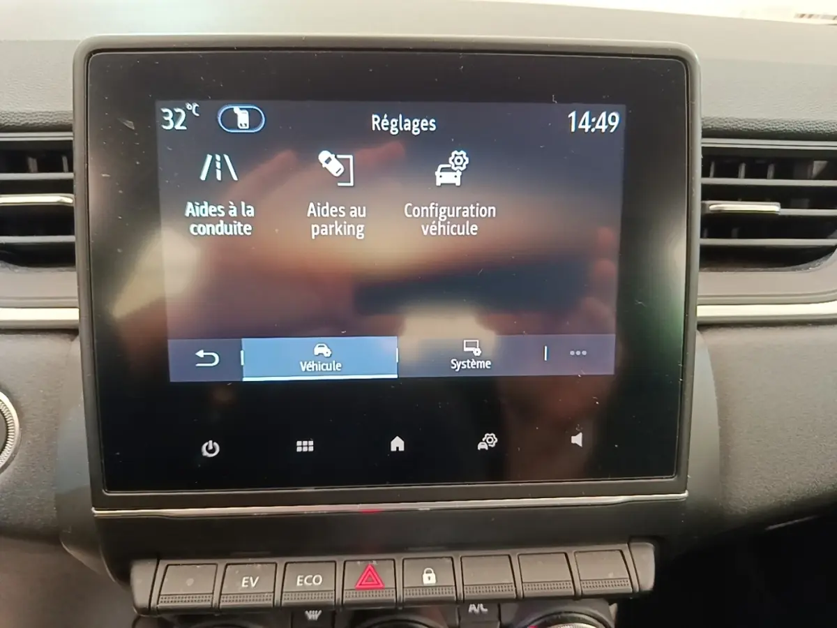 Écran tactile central du tableau de bord du Renault Captur Business E-Tech hybride 2022, affichant les réglages d’aide à la conduite.
