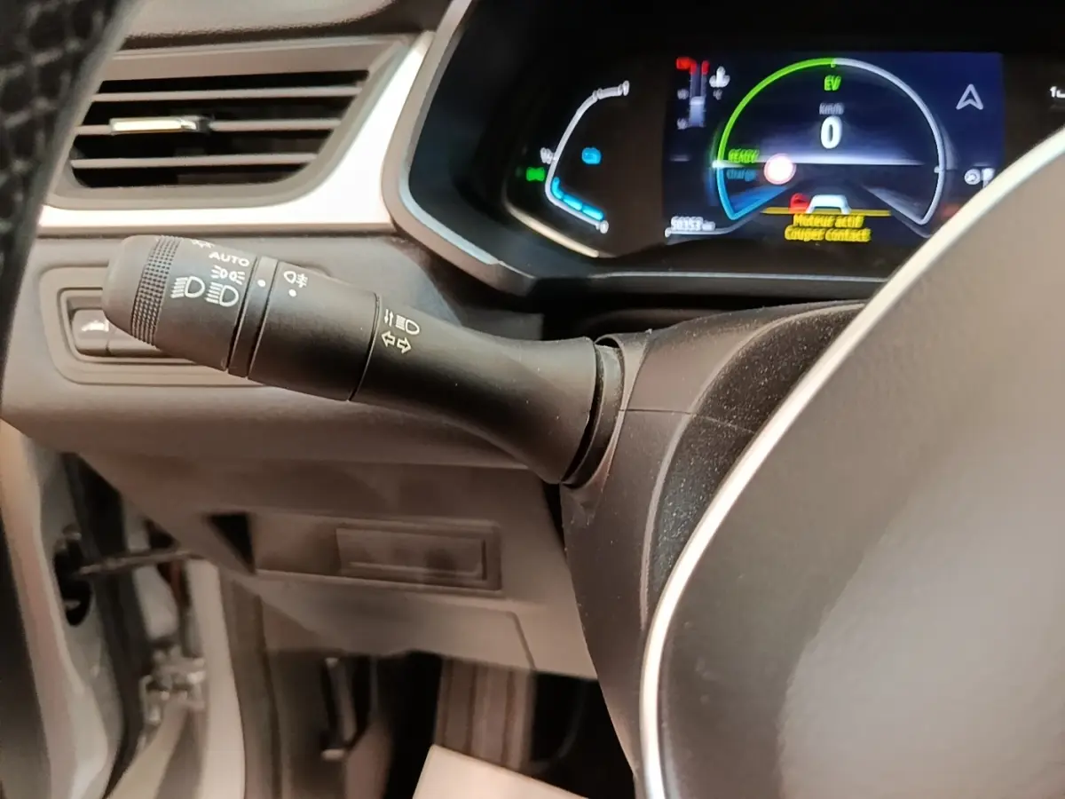 Gros plan sur le combiné d'instruments digital et la commande des phares du Renault Captur Business E-Tech hybride 2022.