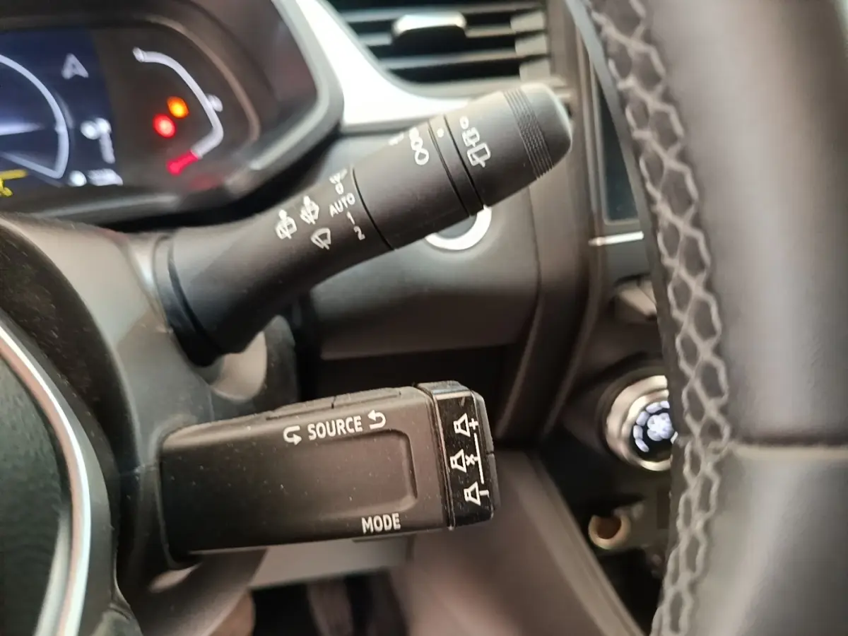Gros plan sur le volant cuir synthétique et les commandes multifonctions du Renault Captur Business E-Tech hybride 2022.