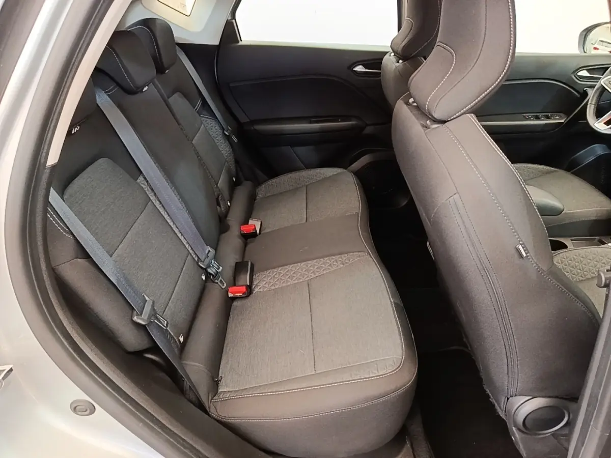 Vue intérieure côté gauche montrant la banquette arrière grise et les sièges avant du Renault Captur Business E-Tech hybride 2022.
