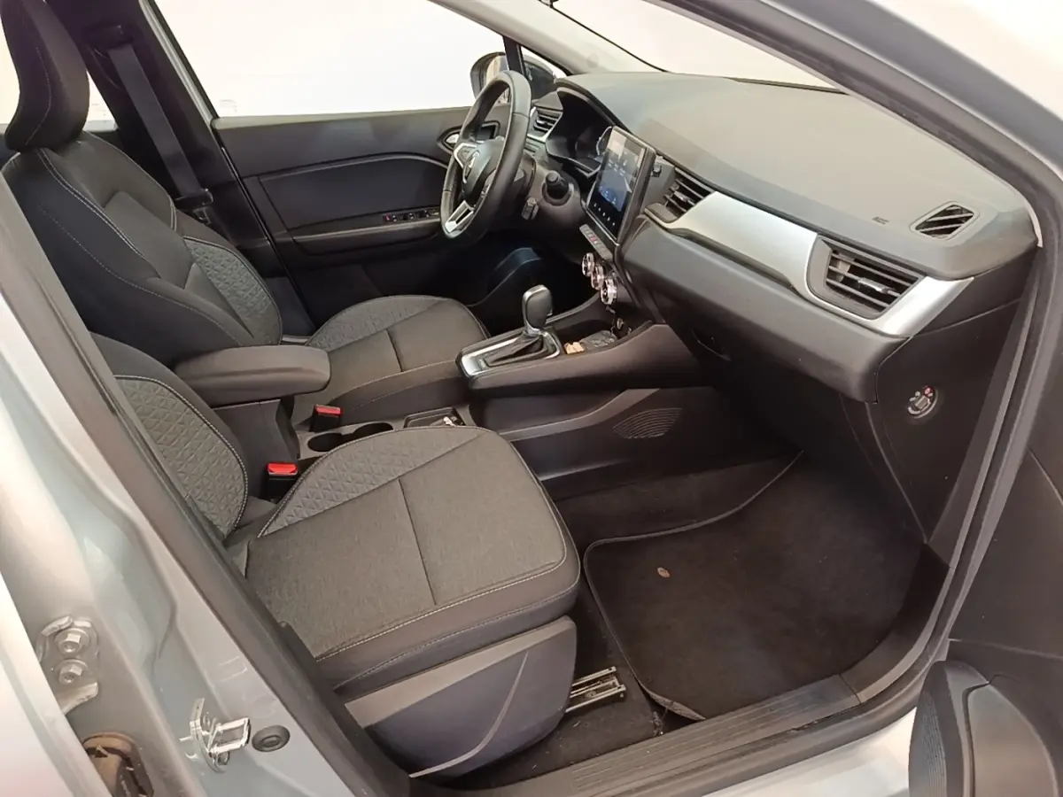 Vue intérieure côté conducteur du Renault Captur Business E-Tech hybride gris clair, montrant sièges et tableau de bord moderne.