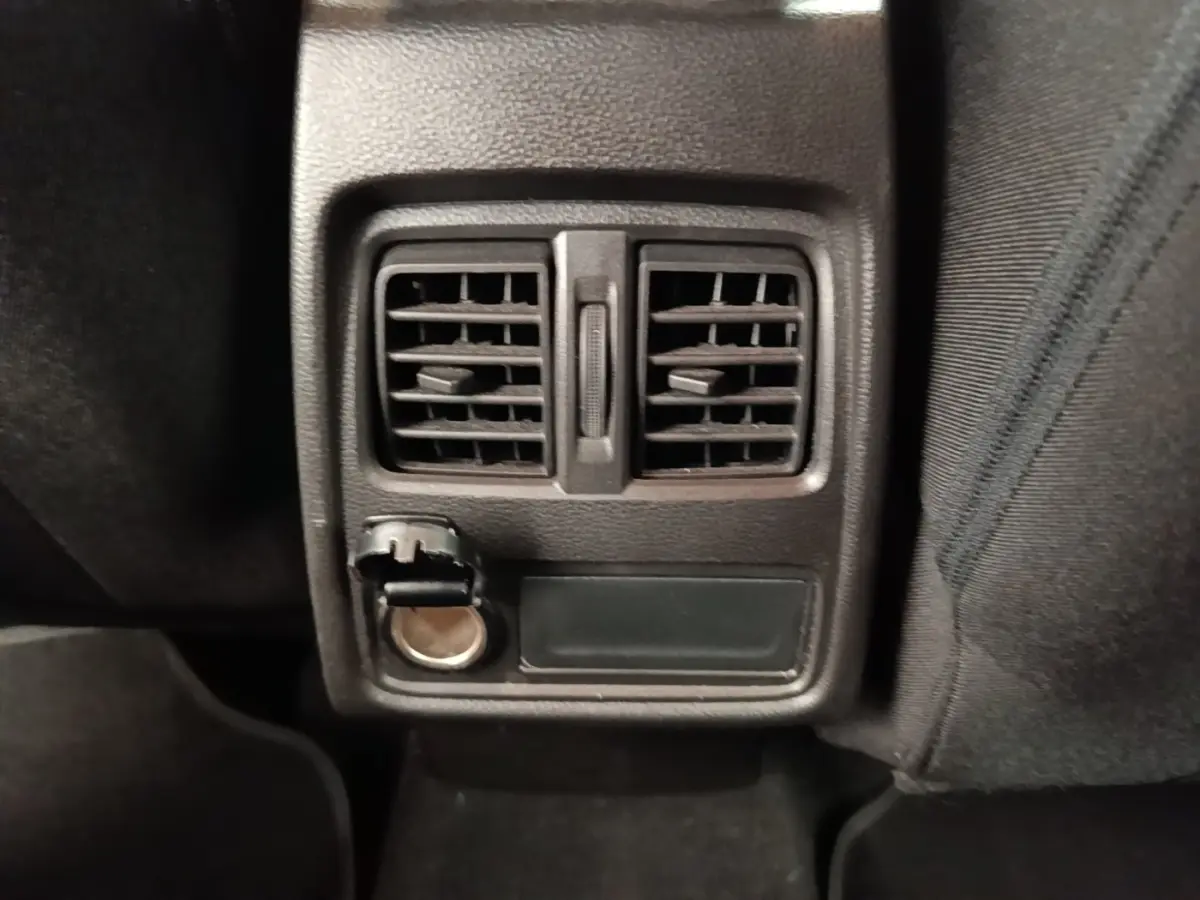Détail des aérateurs arrière et prise 12V dans l'habitacle noir du Renault Captur Business E-Tech hybride 2022.